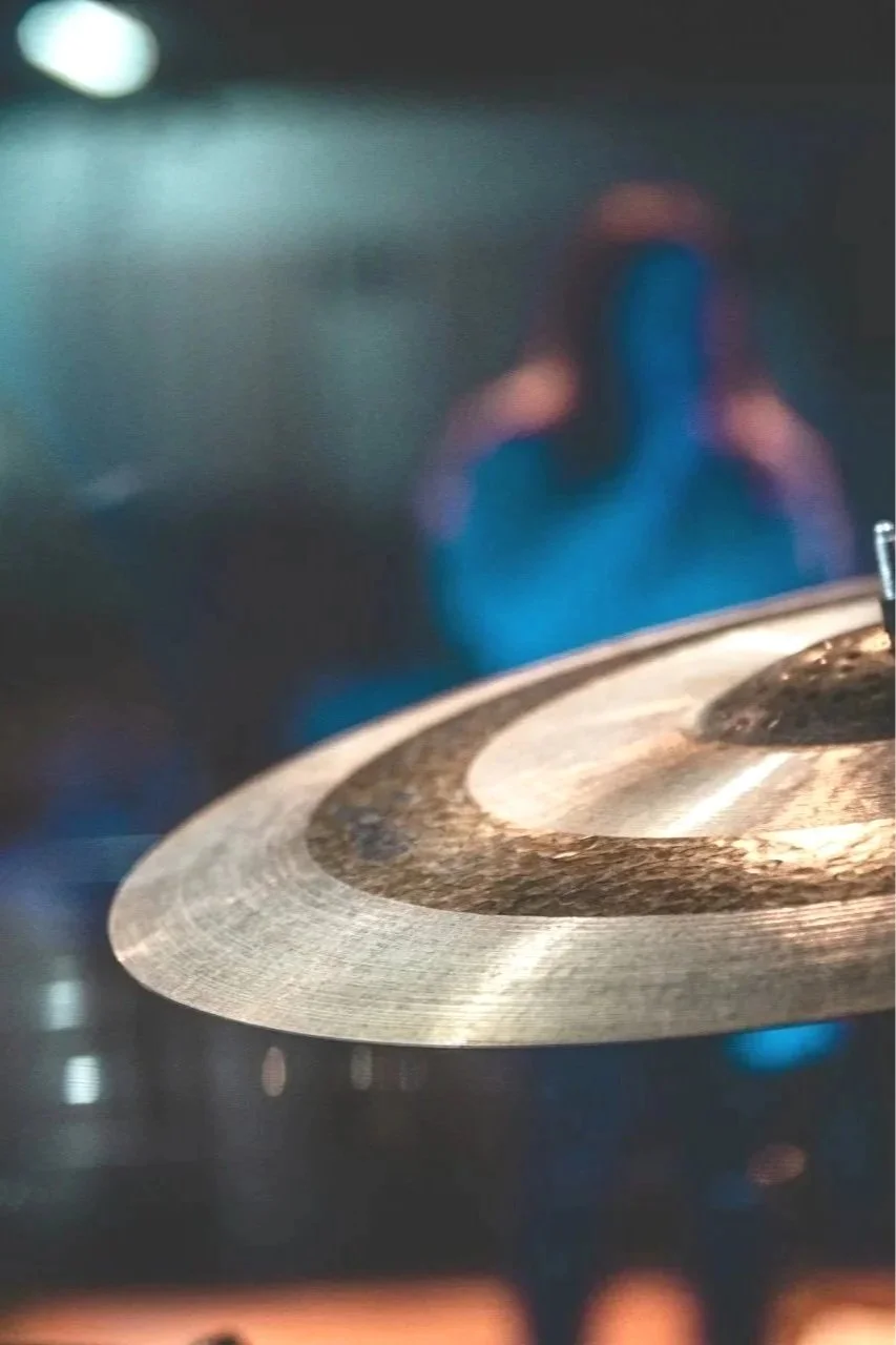 Colpo ravvicinato di un piatto di cucina, con una superficie metallica lucida e dettagliati effetti di luce.