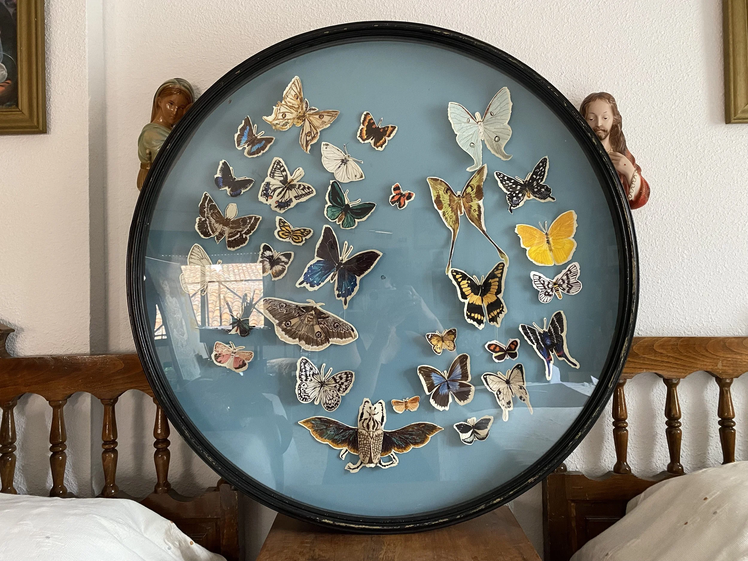 MARIPOSARIO

Mariposas bordadas sobre papel. 90 x 90 cm. 2025