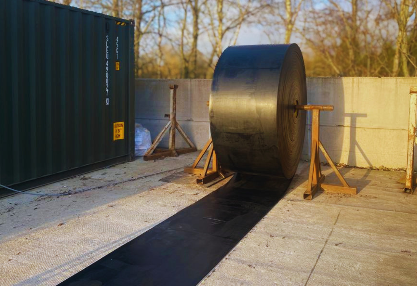 Industrial conveyor belt installation