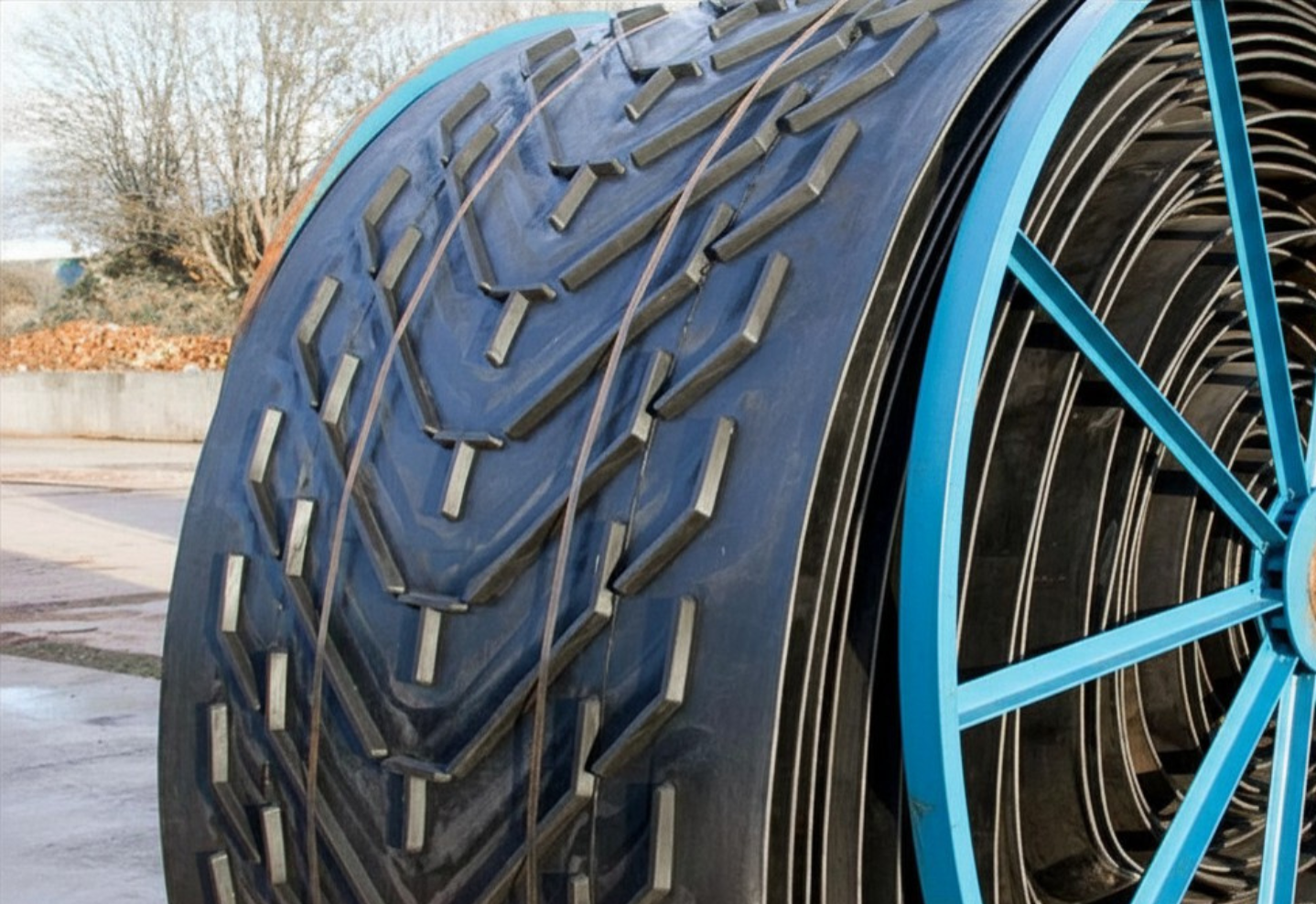 QPI chevron conveyor belting for inclined material handling applications