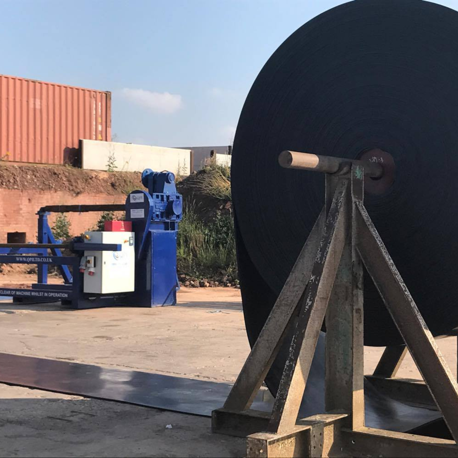 Industrial conveyor belt installation