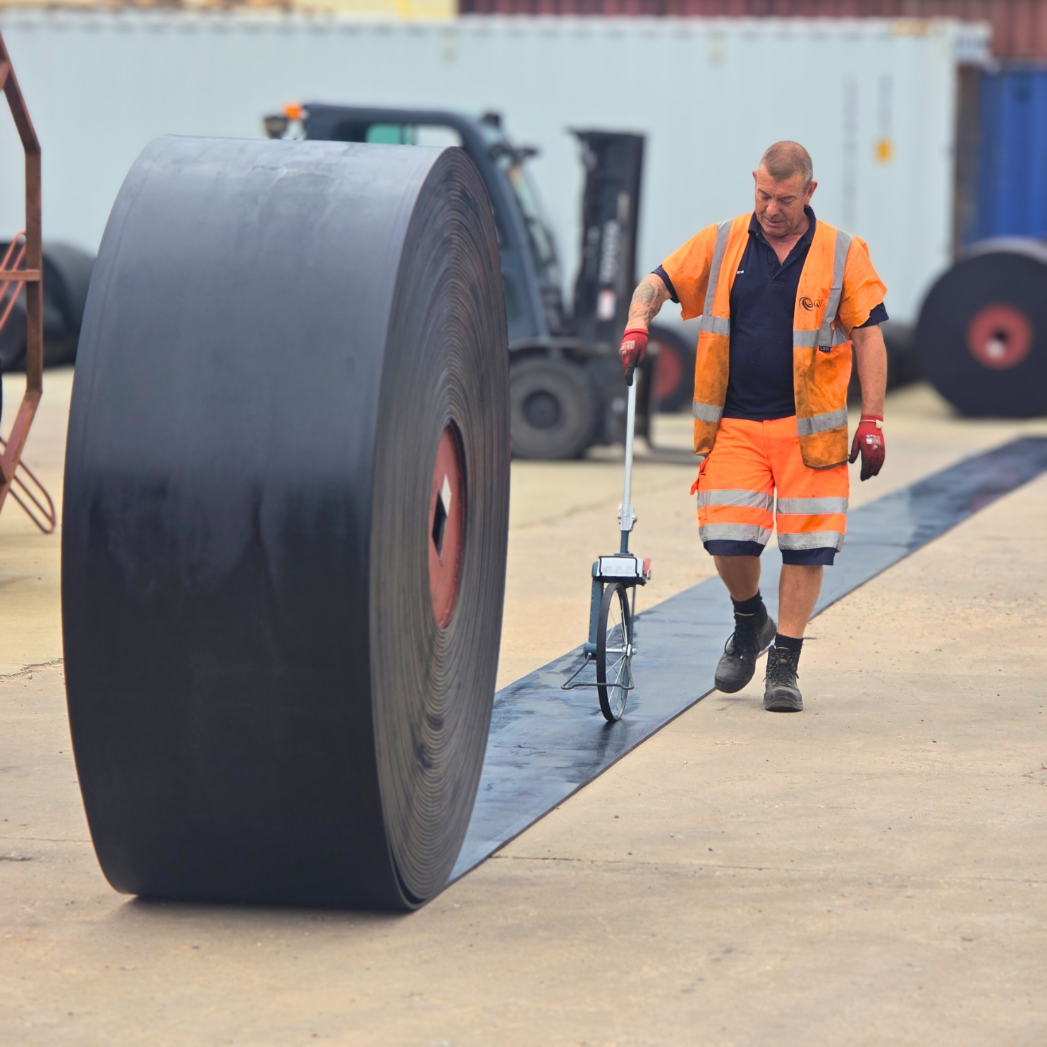 Industrial conveyor belt installation