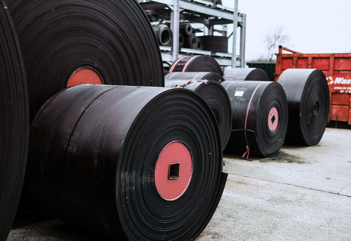 Industrial conveyor belt installation