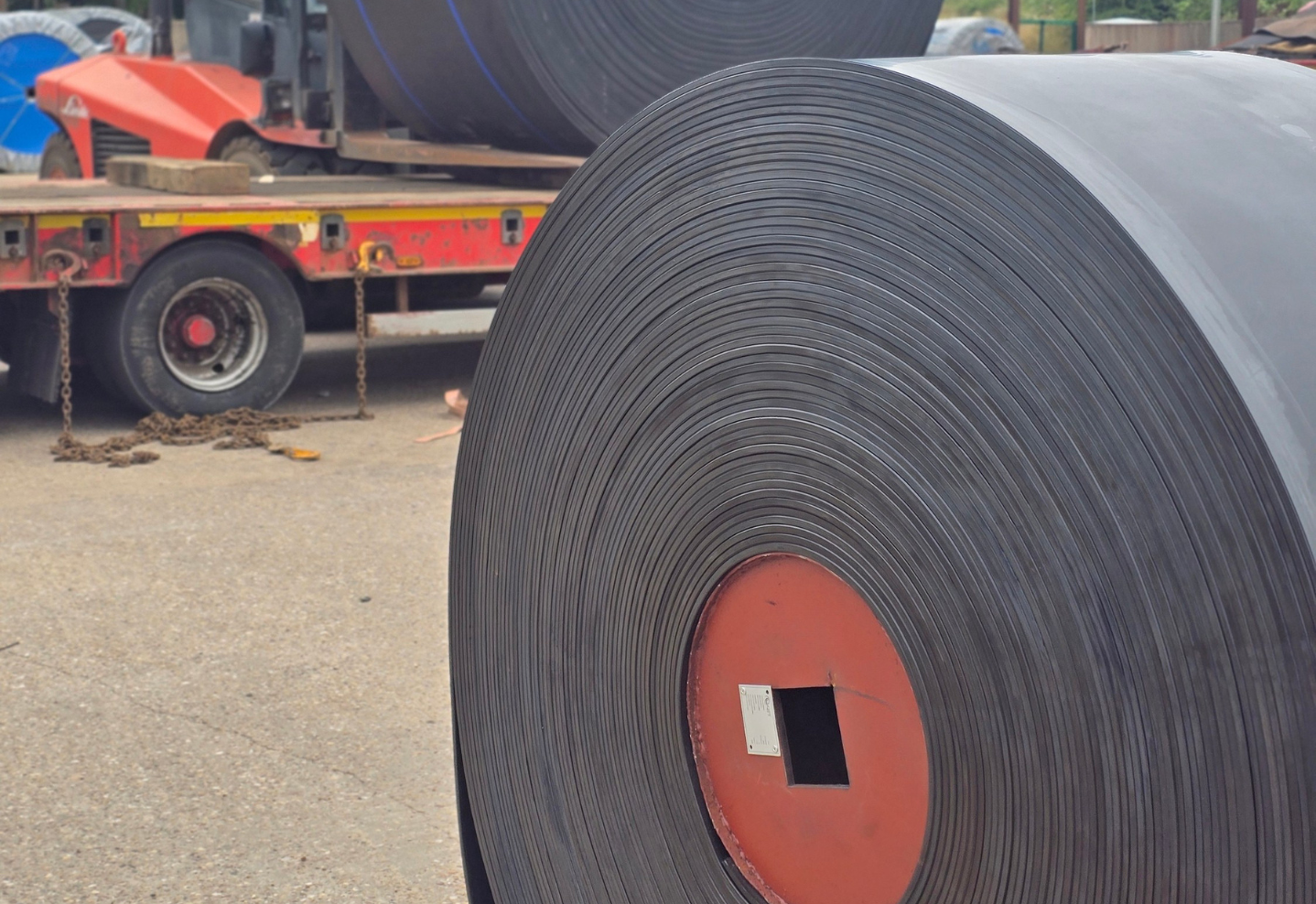 Industrial conveyor belt installation