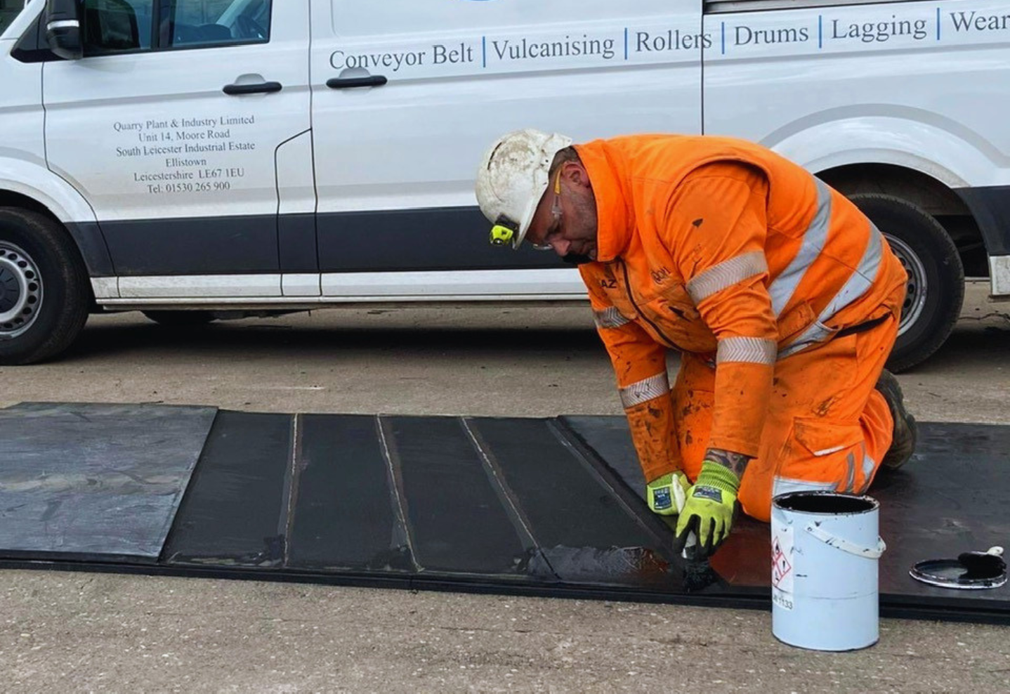 Industrial conveyor belt installation