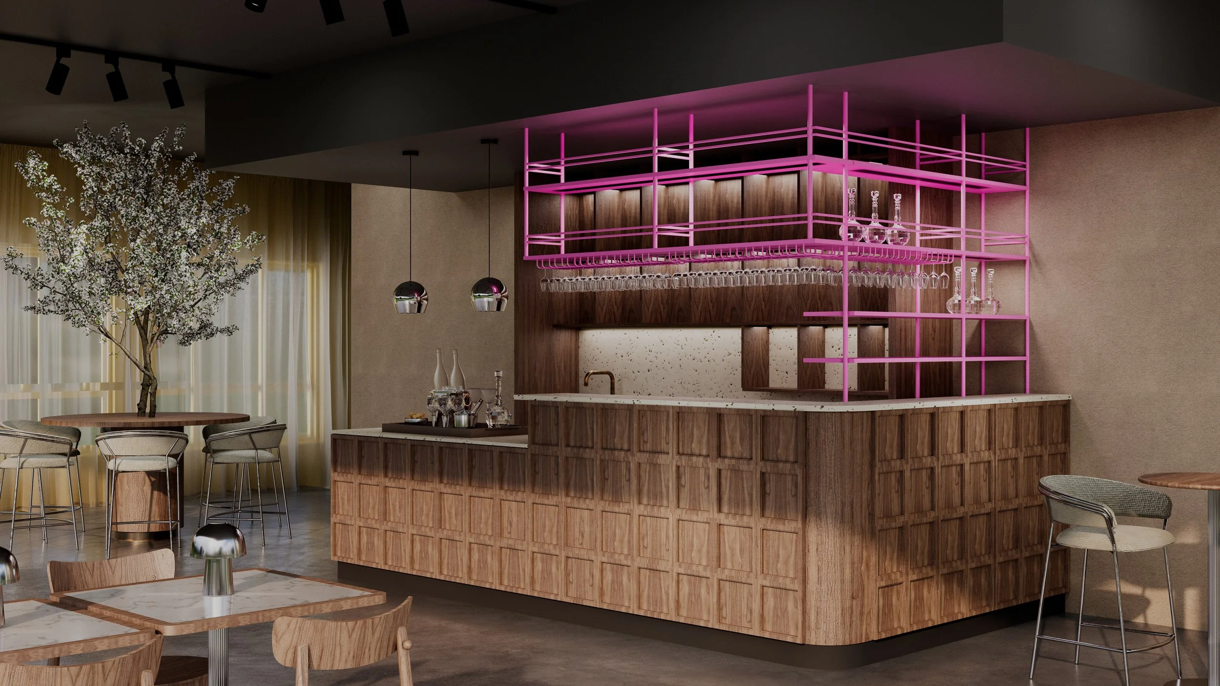 Innendørs restaurantområde med et rundt bord og stoler, samt en bar med glass og dekorative elementer, inkludert et tre i hjørnet og en rosa metallramme over baren.