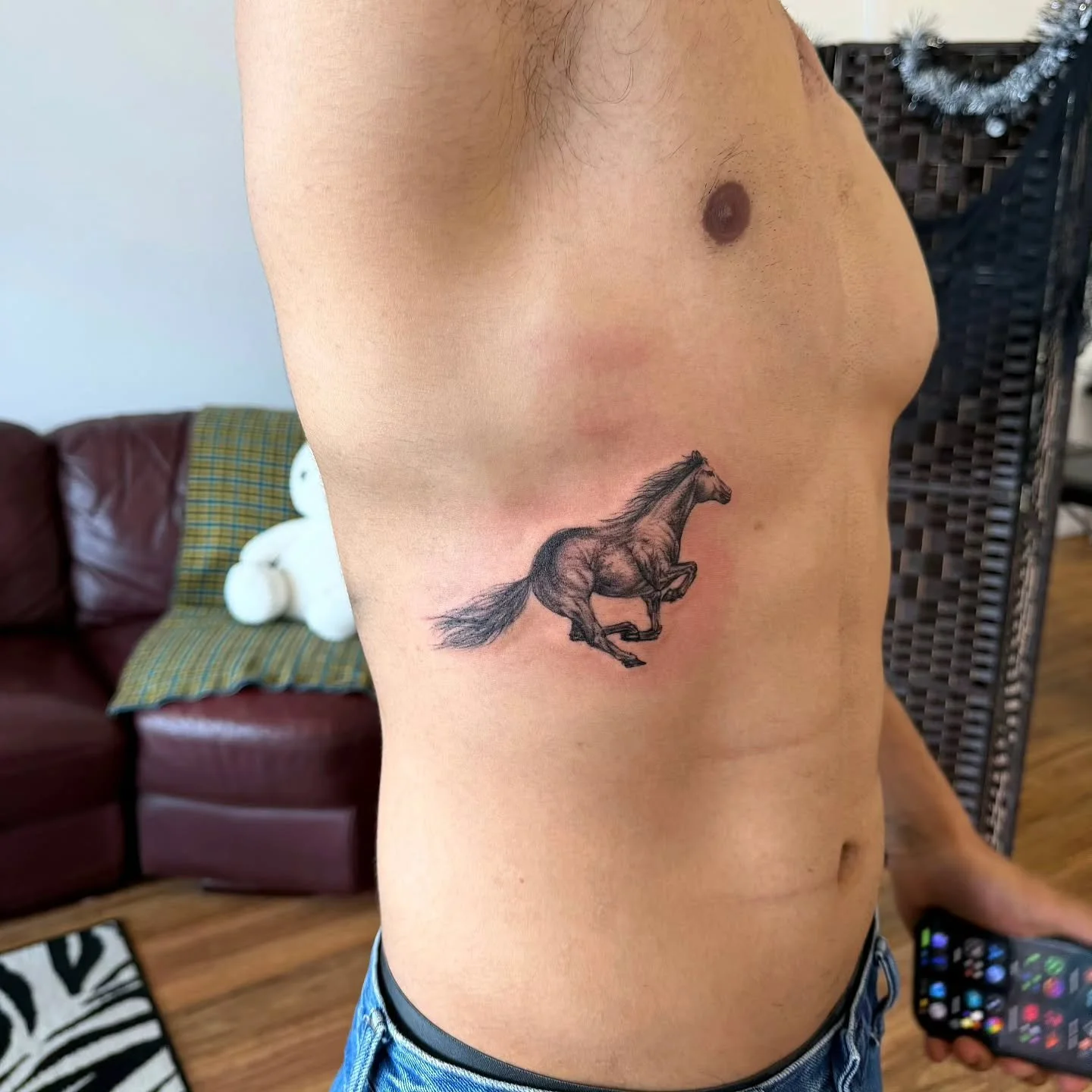 Horse done this week by @3000g.tattoo 🐎 🐎 

By @3000g.tattoo @ladyfingers.studio 

Message her directly to book in!

#finelinetattoo #brisbanetattoo #fineline #horsetattoo #realismtattoo