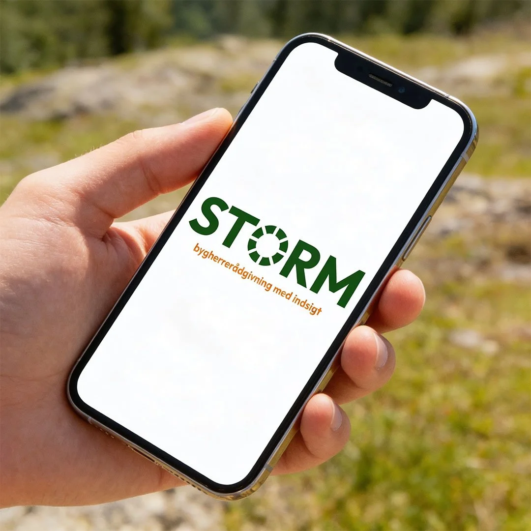 En hånd holder en smartphone med en app kaldet 'STORM' på skærmen. Baggrunden er udendørs med græs og sten.