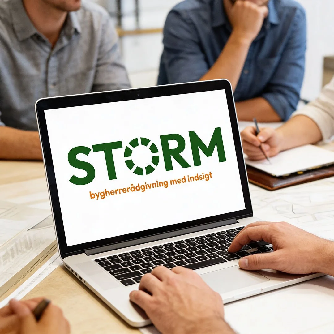 Deltagere ved et møde med en laptop, der viser logoet for STORM bygerrådgivning.