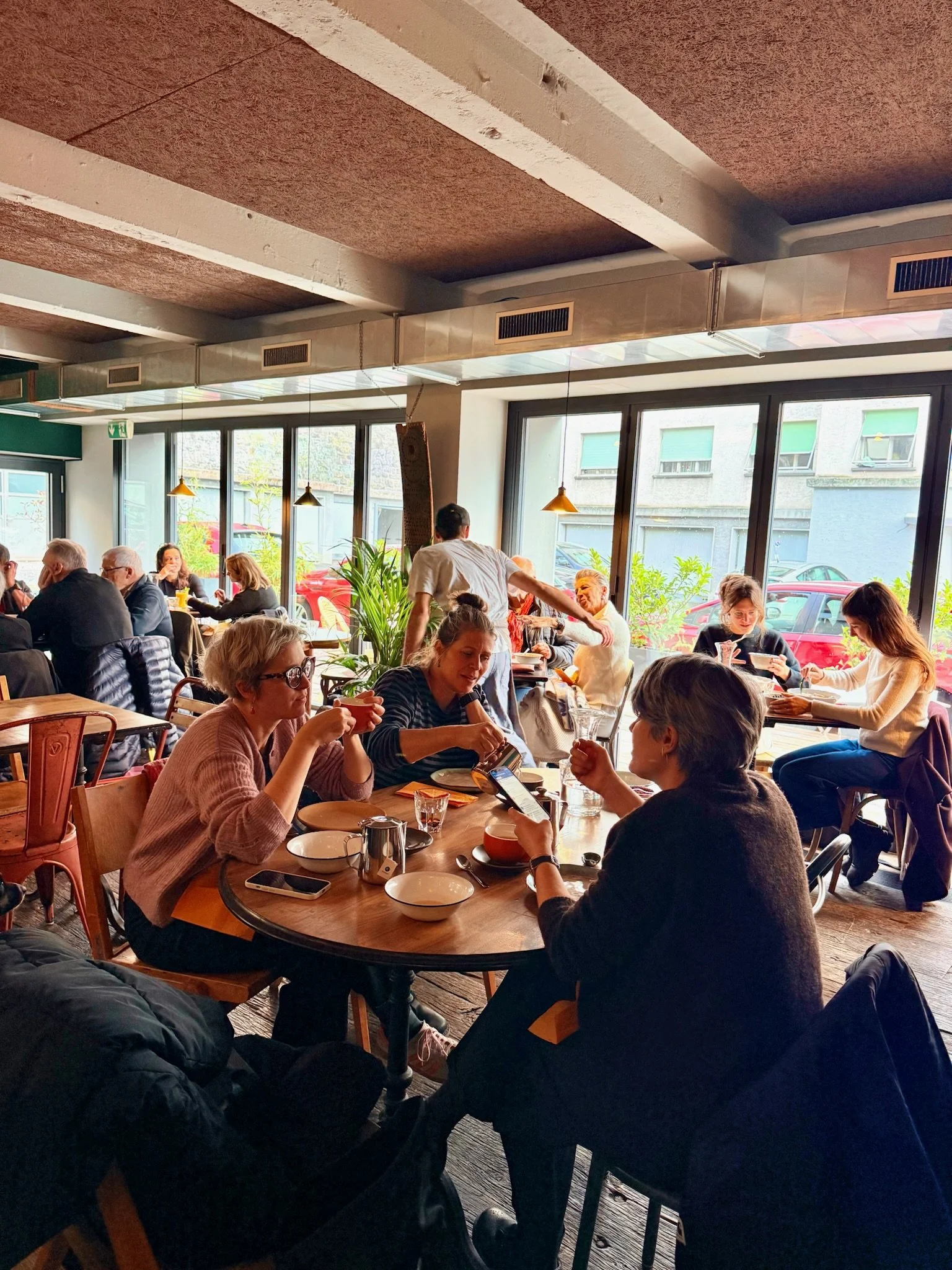 Salle du restaurant Yada Thaï Canteen à midi, lumière naturelle et grandes baies vitrées
