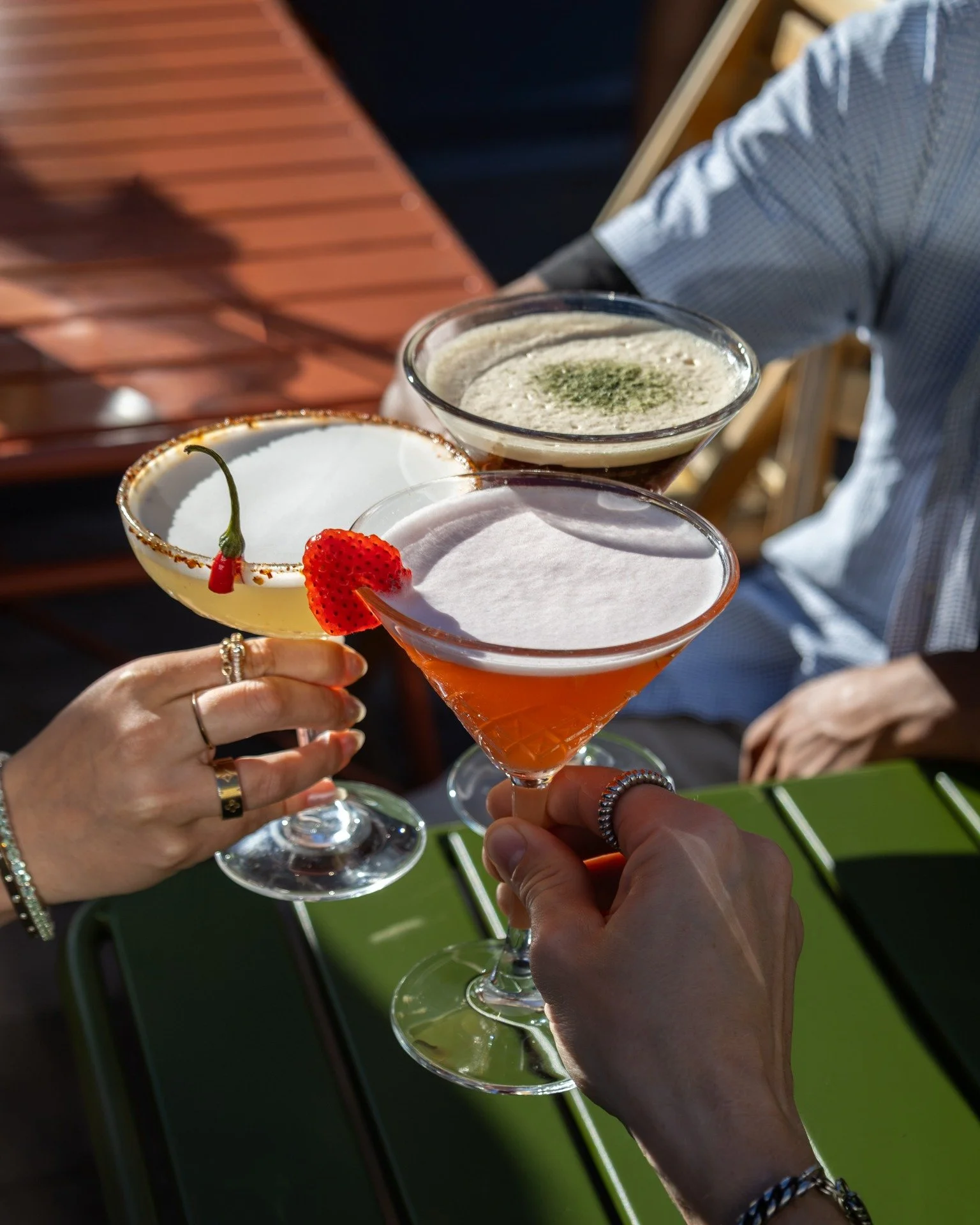 Trois cocktails maison servis au bar du restaurant Yada Thaï Canteen