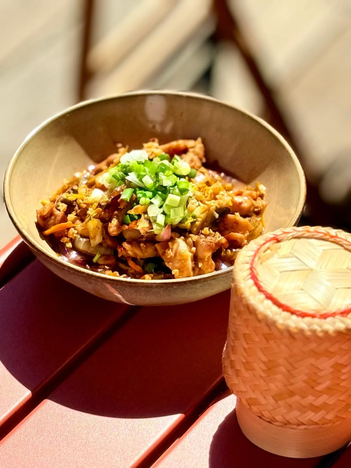 Plat thaï du soir aux oignons verts accompagné d'un panier de riz gluant