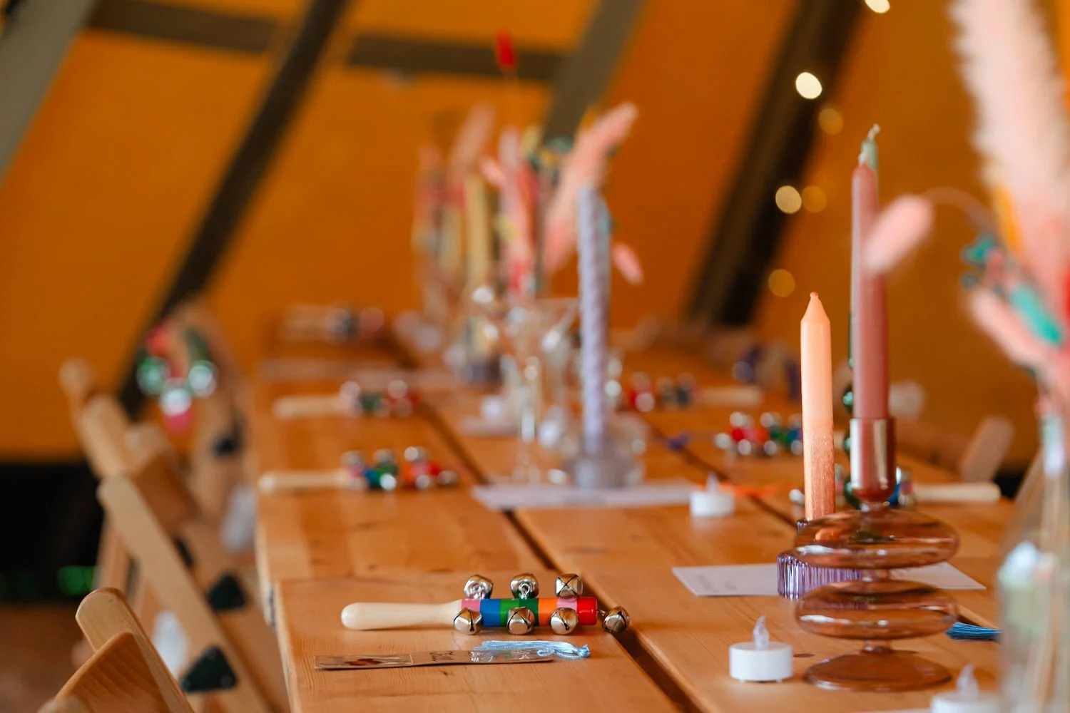 Colour wedding table decor with maracas