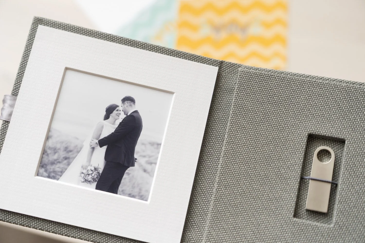 usb wedding folio Flashbulb with wedding photo