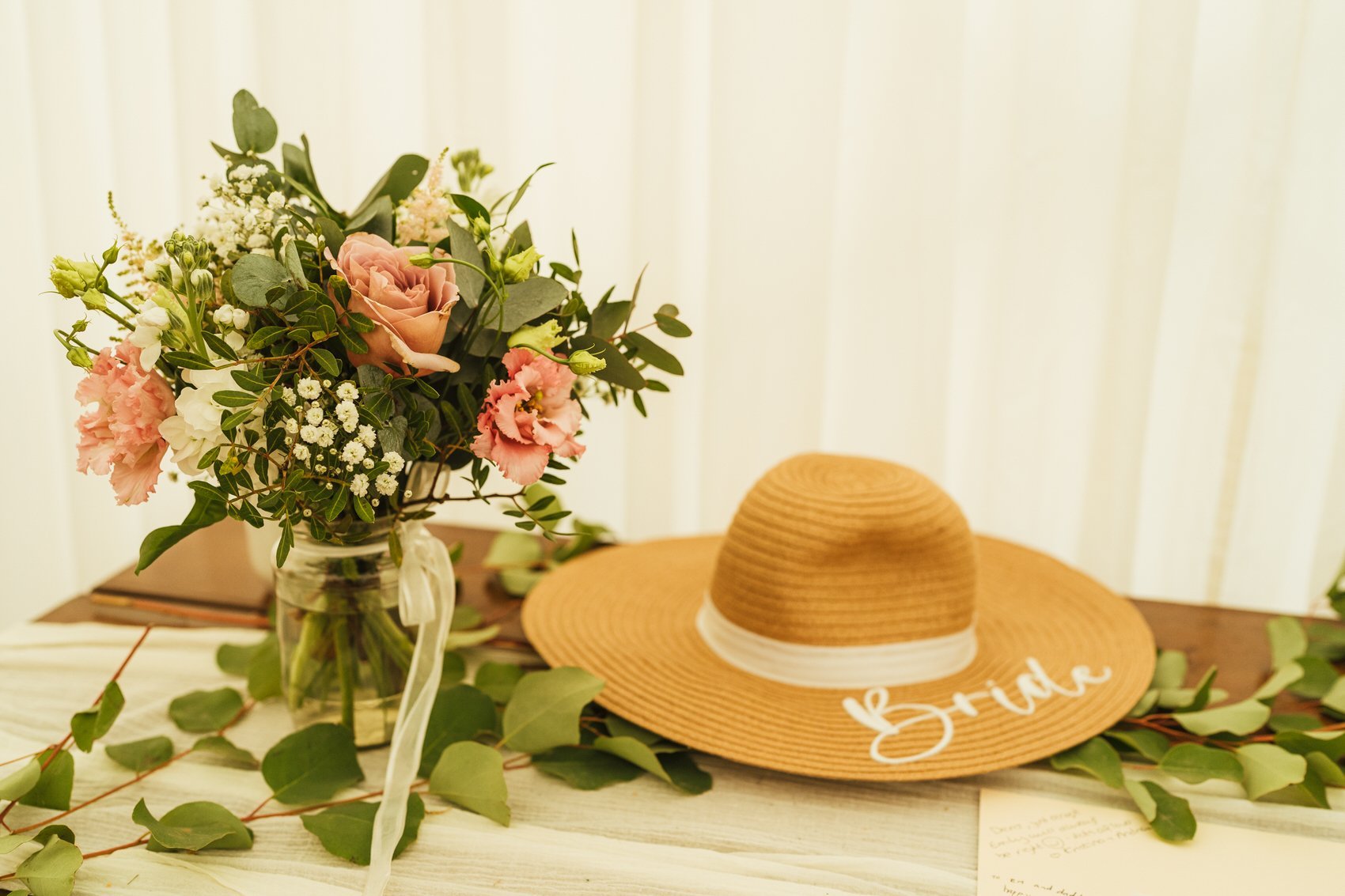 Bride woven hat and bouquet. 