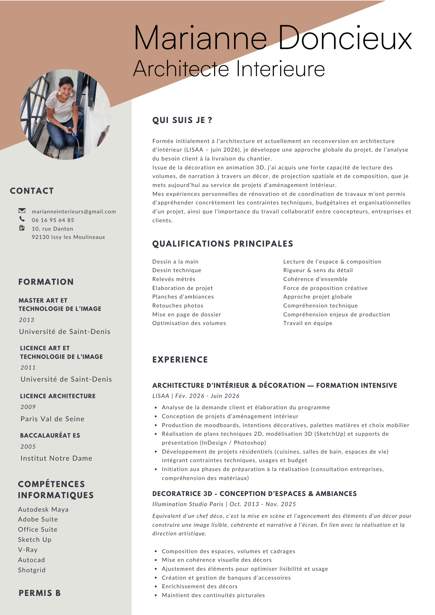 Plan de CV avec photo d'une femme souriante assise sur un escalier, contact, formations, compétences, expérience et spécialisation en architecture d'intérieur et décoration.