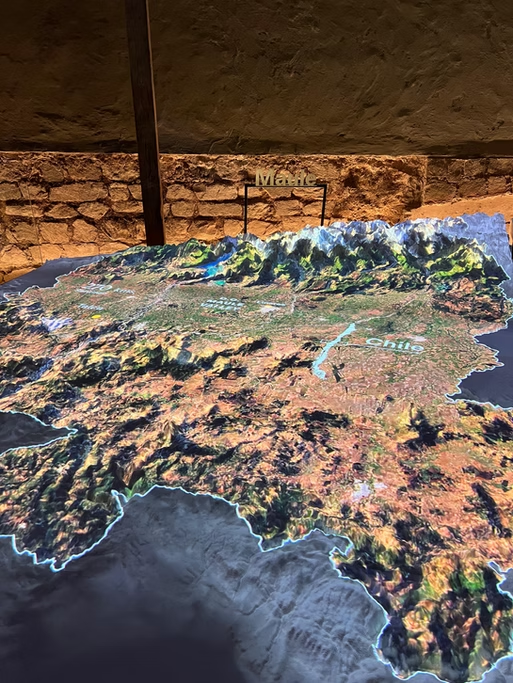 Mapa interativo do estado de Minas Gerais, Brasil, mostrando rios, relevo e nomes de regiões, como 'Mato Grosso' e 'Chico'.
