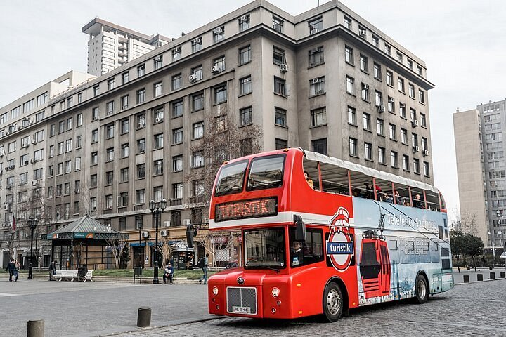 Ônibus de dois andares vermelho com publicidade na cidade