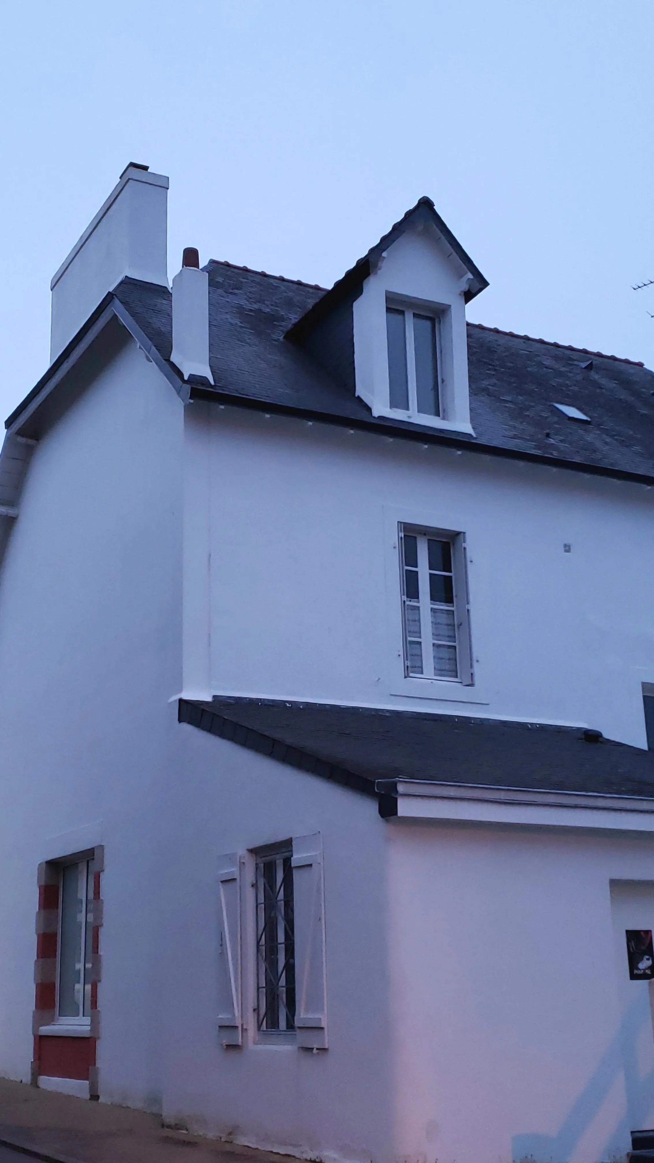 Exterior view of a top-floor Airbnb apartment on Avenue de la Plage in Bénodet, France
