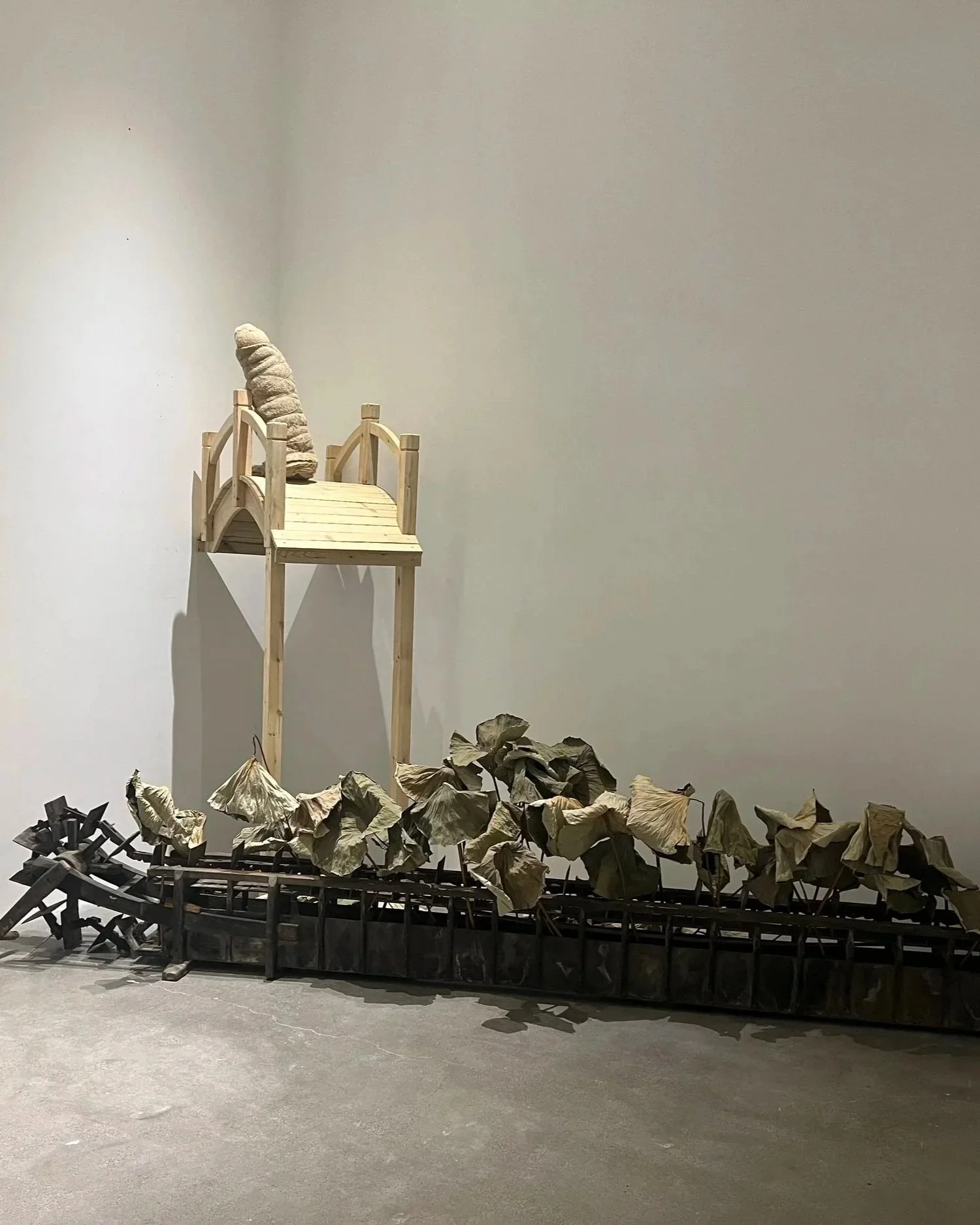 Suzhou - Venice, 2023 dry Lotos leaves, old waterwheel from wood, handmade objects from wood and Hanf, etc. variable 