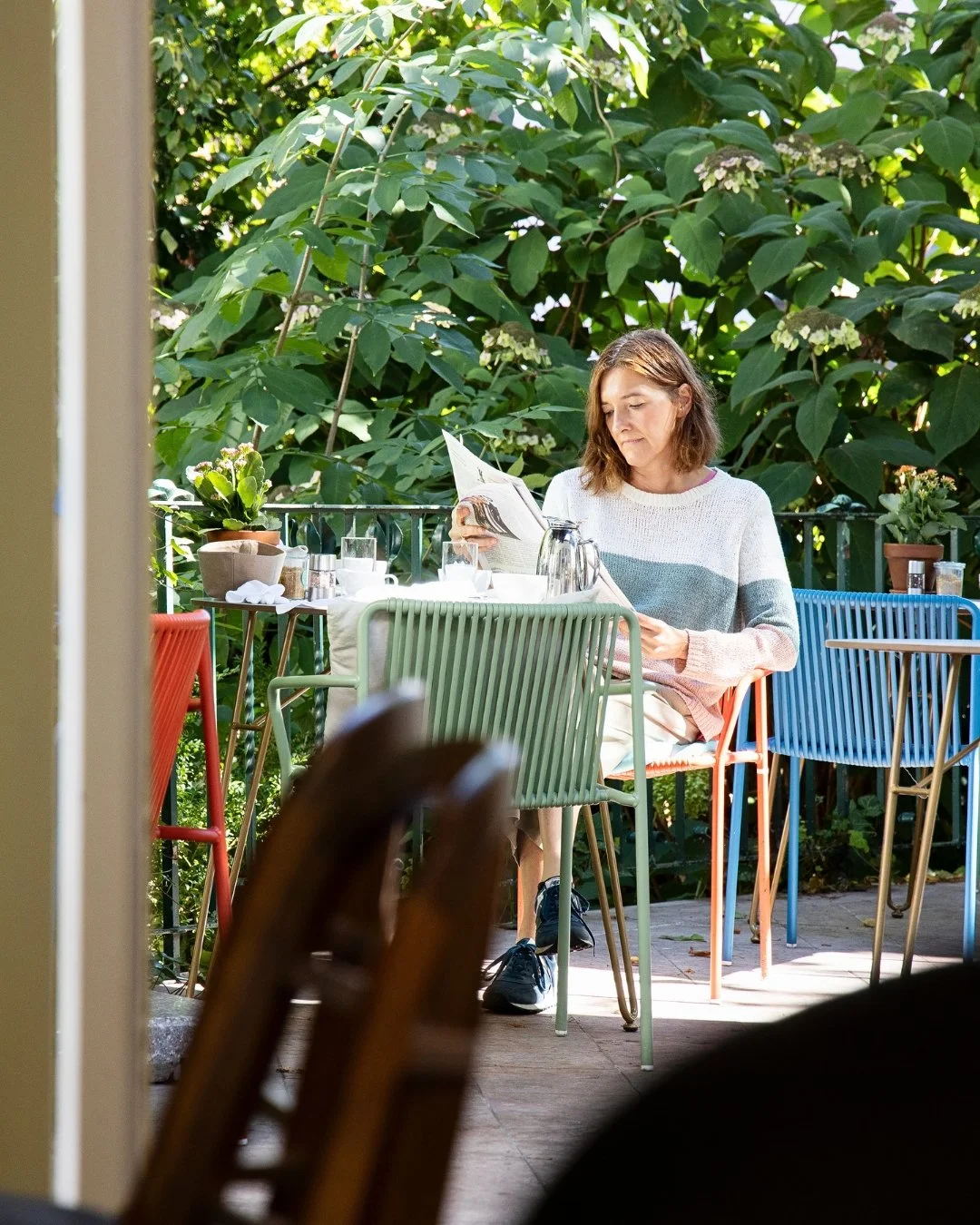 Terrasse med grønne omgivelser på designhotel i Salzburg