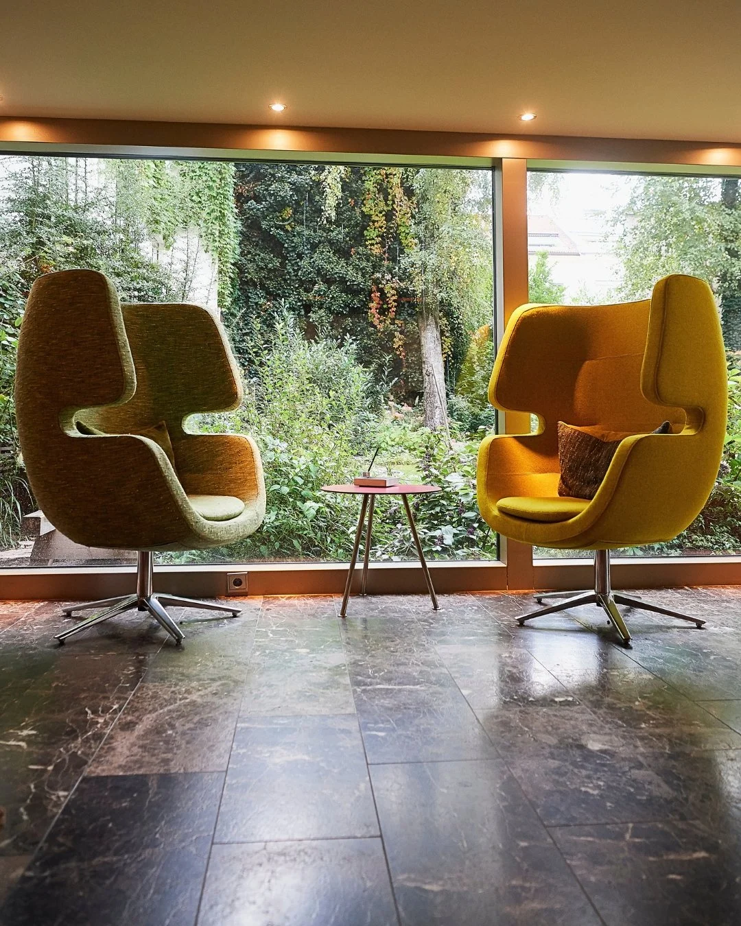 Designlounge på Hotel & Villa Auersperg i Salzburg med udsigt til hotellets grønne have