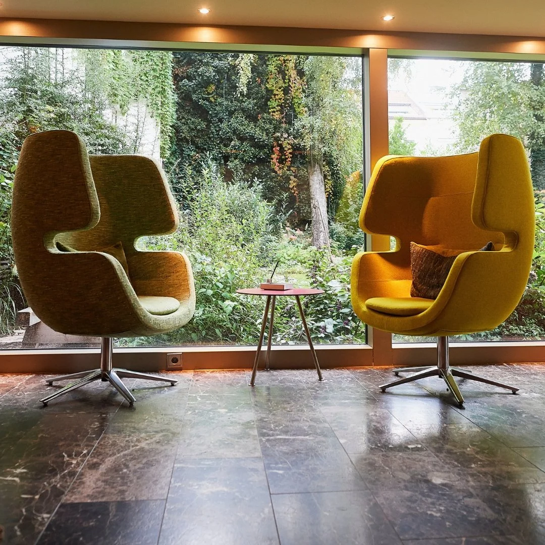 Designlounge på Hotel & Villa Auersperg med udsigt til den grønne have