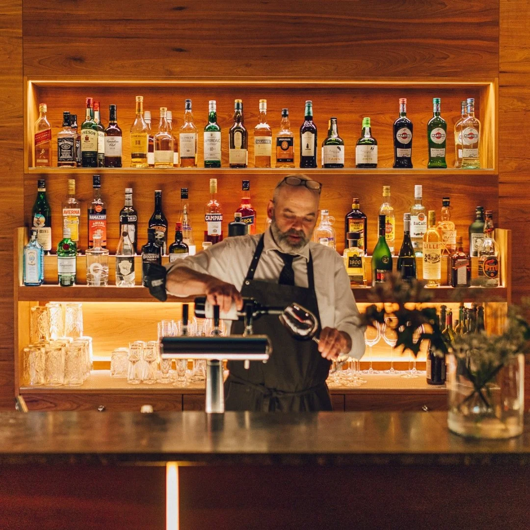 Designlounge  og bar på Hotel & Villa Auersperg i Salzburg med udsigt til hotellets grønne have