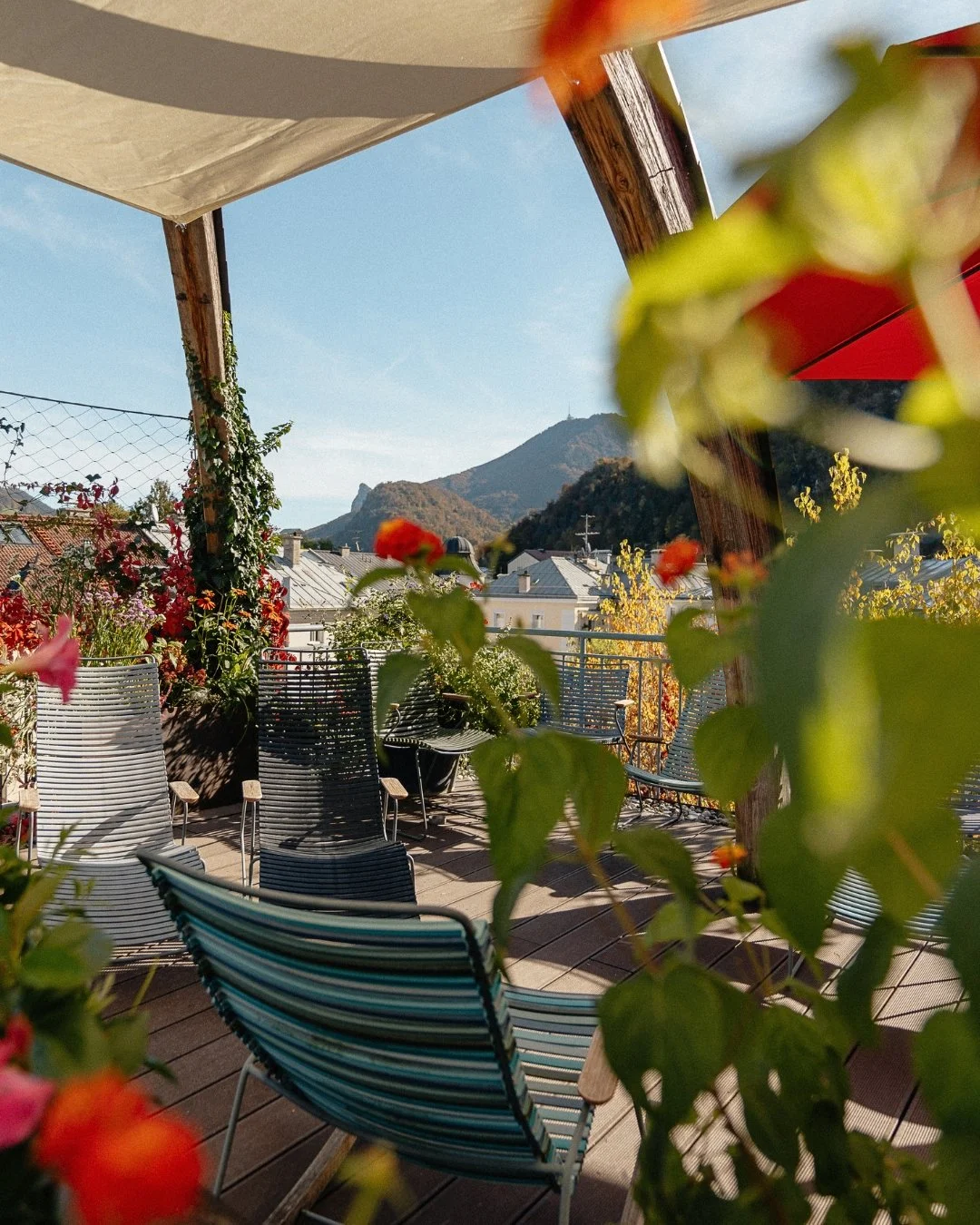 Tagterrasse med udsigt til Salzburgs bjerge på Hotel & Villa Auersperg