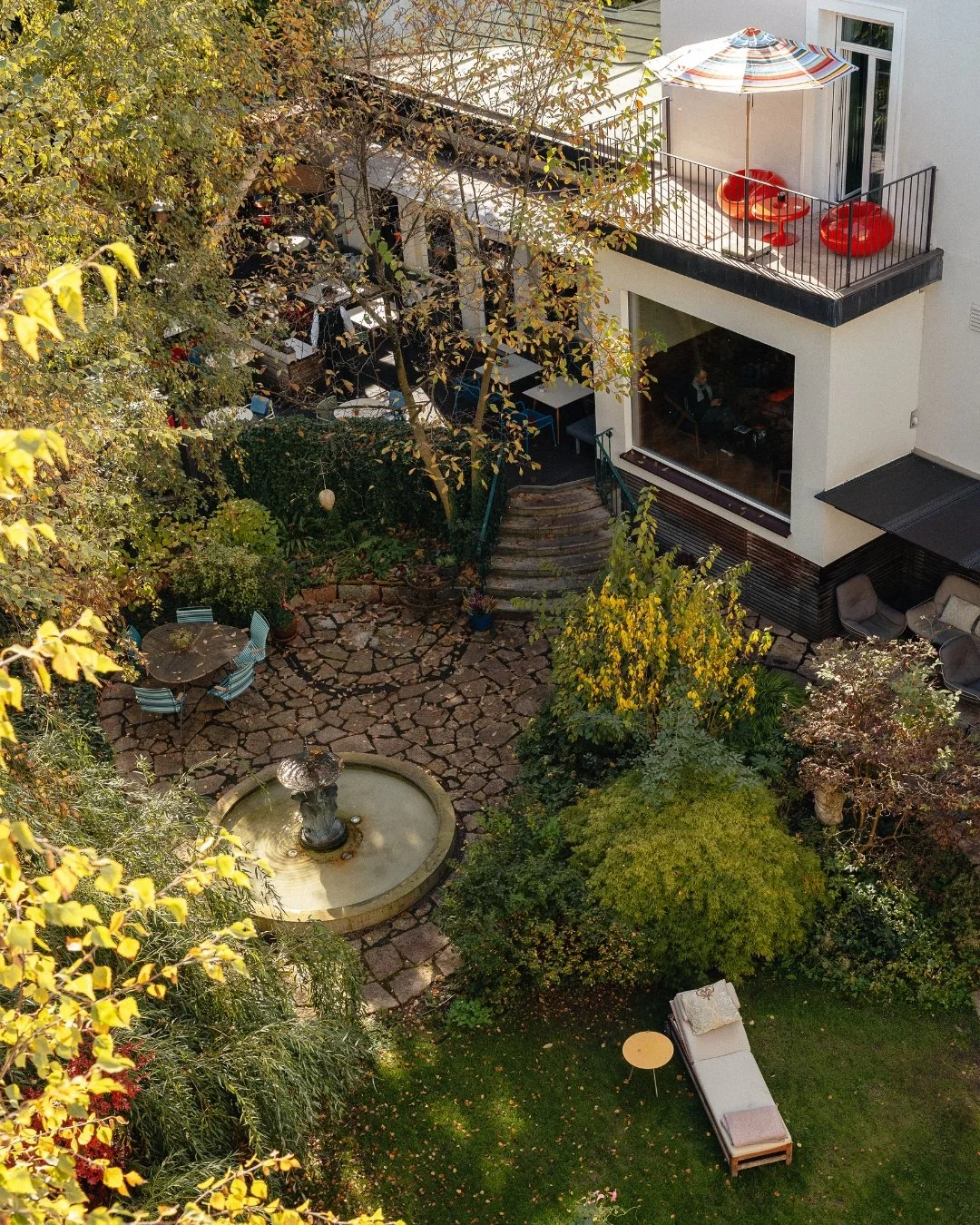 Grøn hotelhave på Hotel & Villa Auersperg i Salzburg med springvand, terrasse og rolige omgivelser