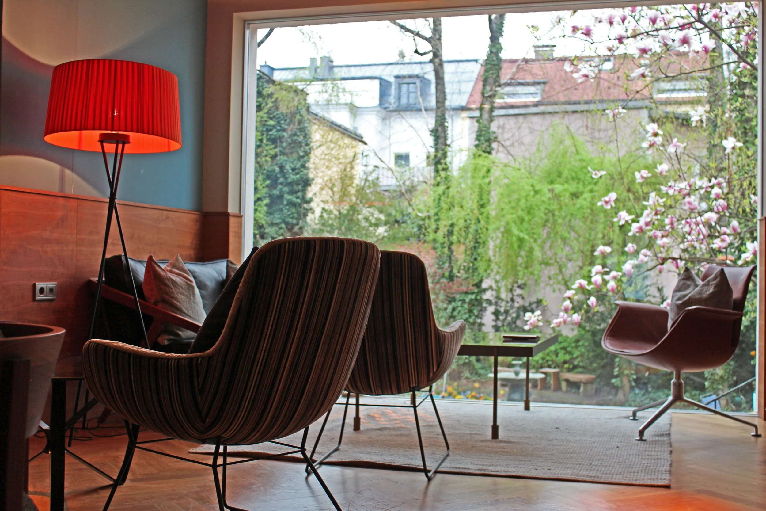 Designlounge på Hotel & Villa Auersperg i Salzburg med udsigt til hotellets grønne have