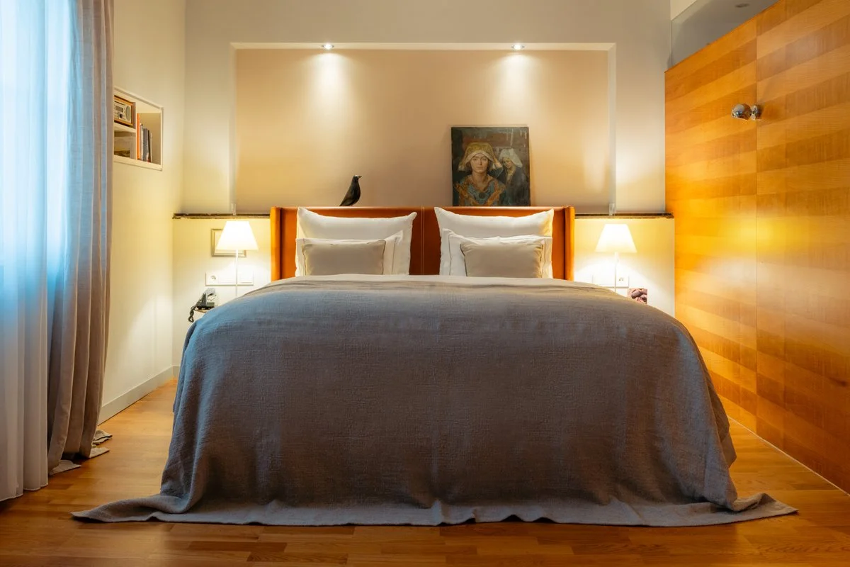 Designværelse på Hotel & Villa Auersperg i Salzburg med varme materialer og personlig indretning