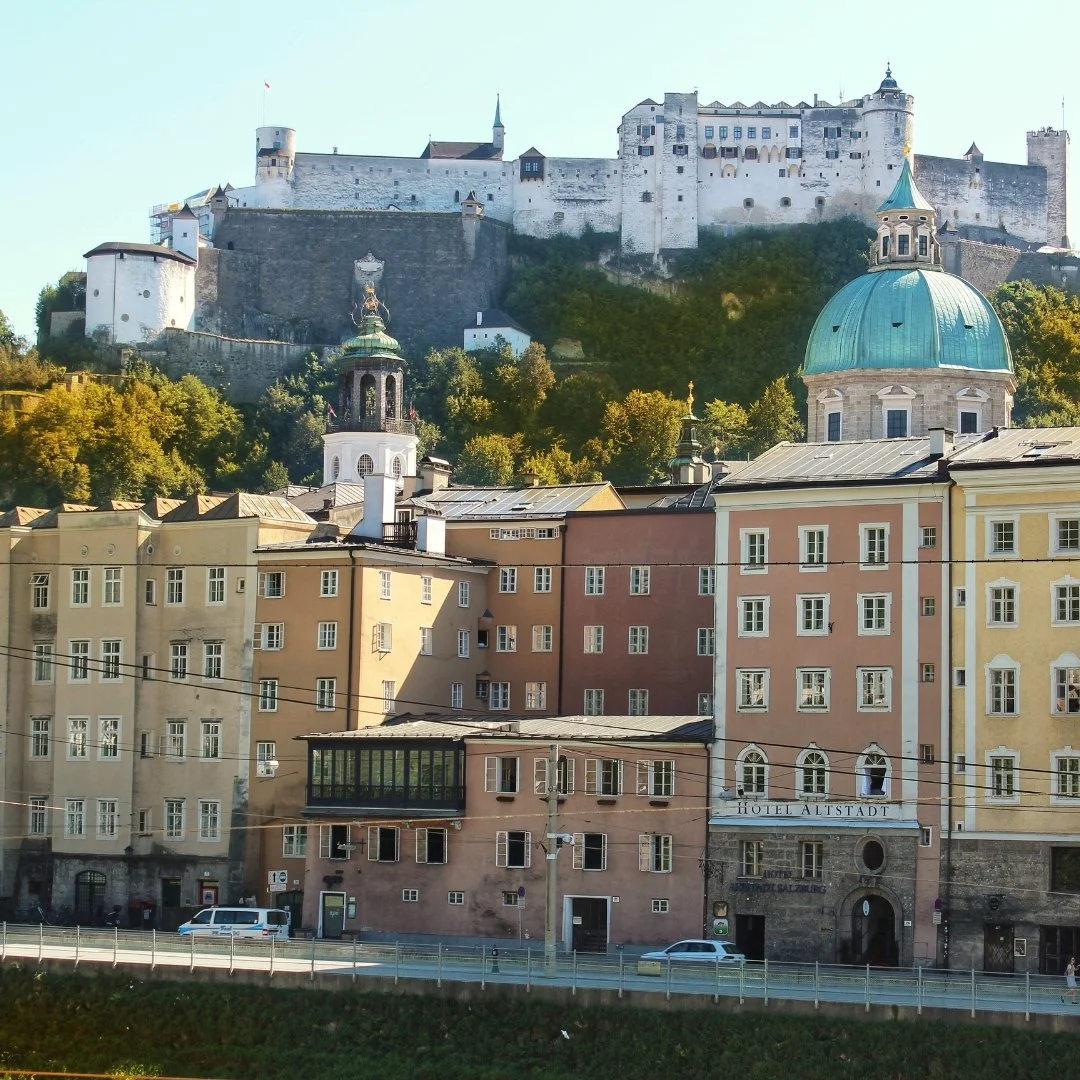Udsigt over Salzburgs historiske bymidte og Festung Hohensalzburg