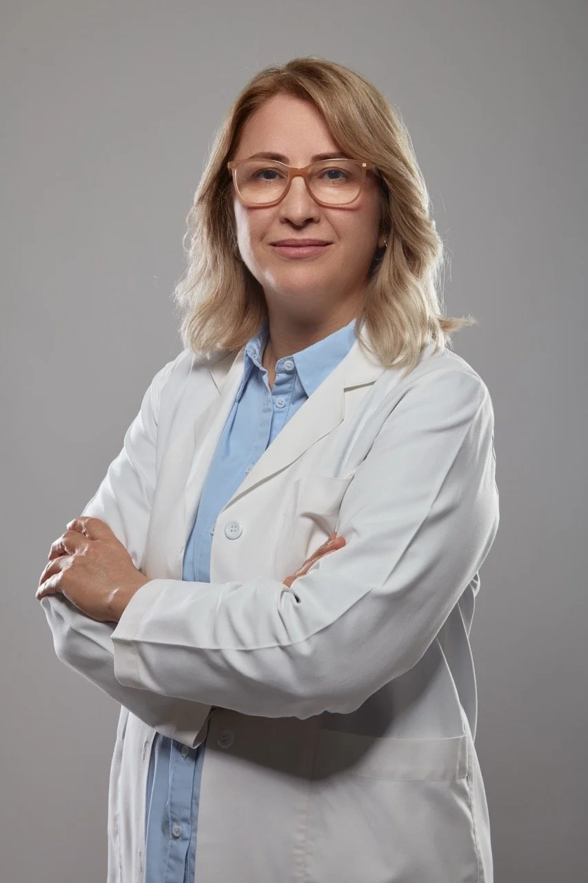 Beyaz önlük ve gözlük takan kadın doktor