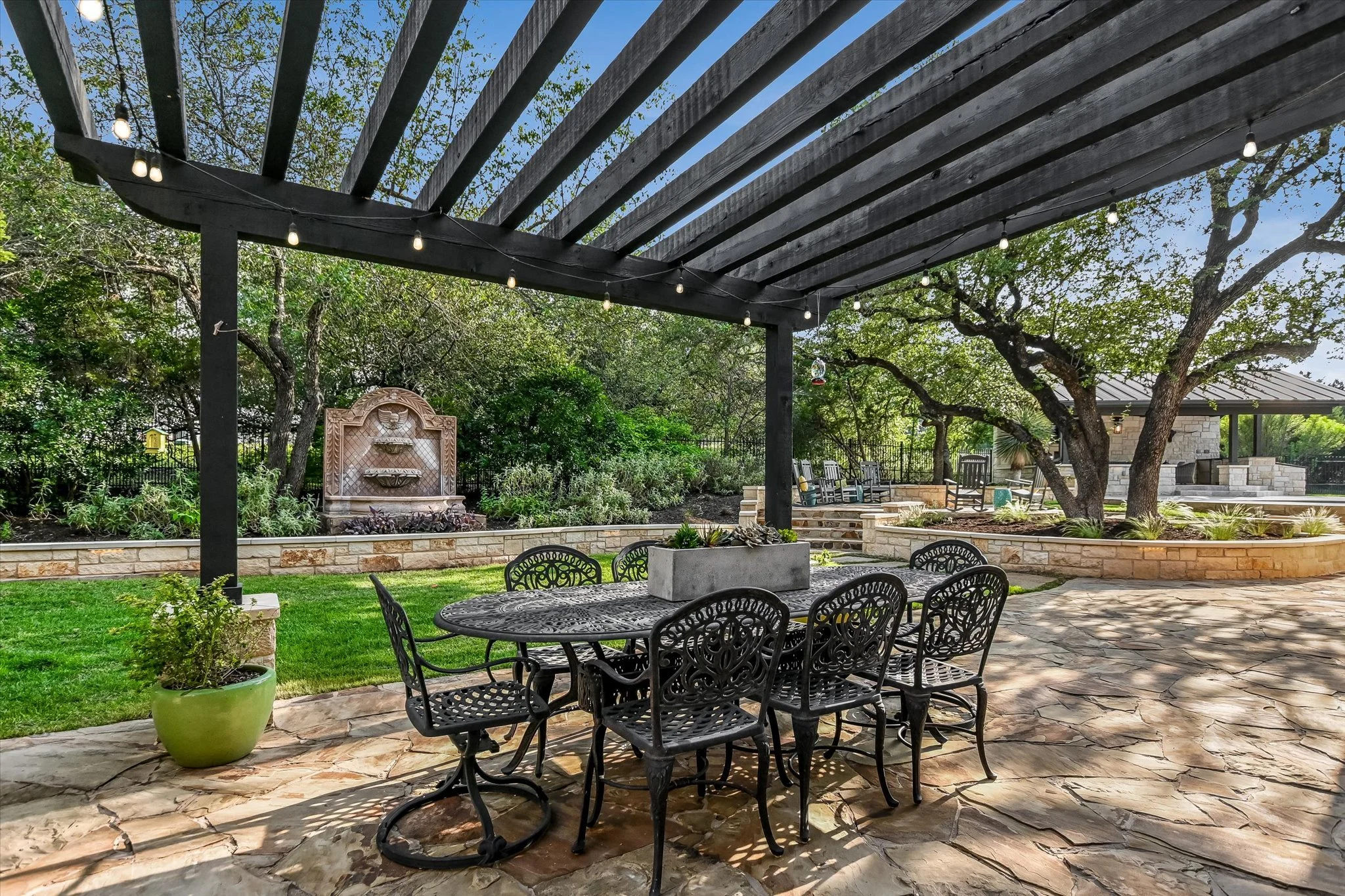 40-Outdoor Dining.jpg
