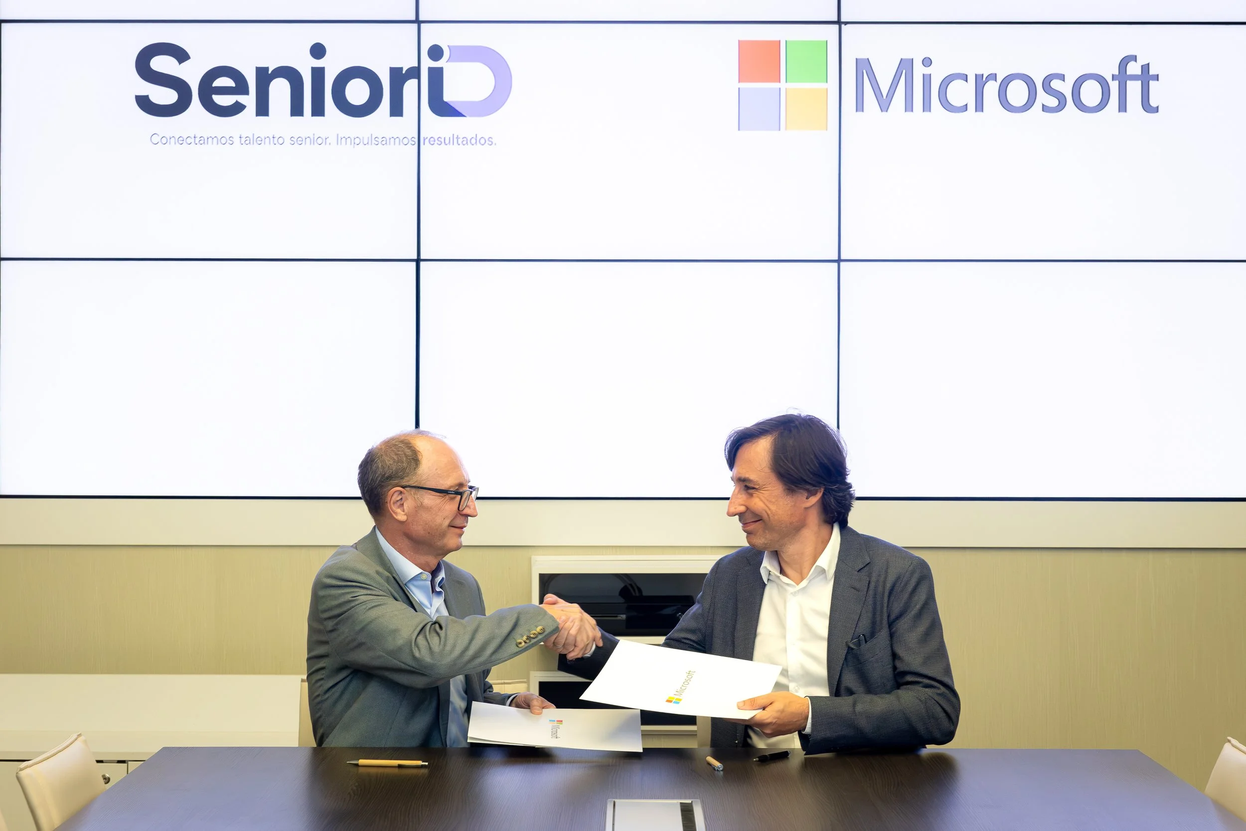 Firma de la alianza entre SeniorID y Microsoft. Fernando Martín, presidente de SeniorID con Paco Salcedo, presidente de Microsoft en España