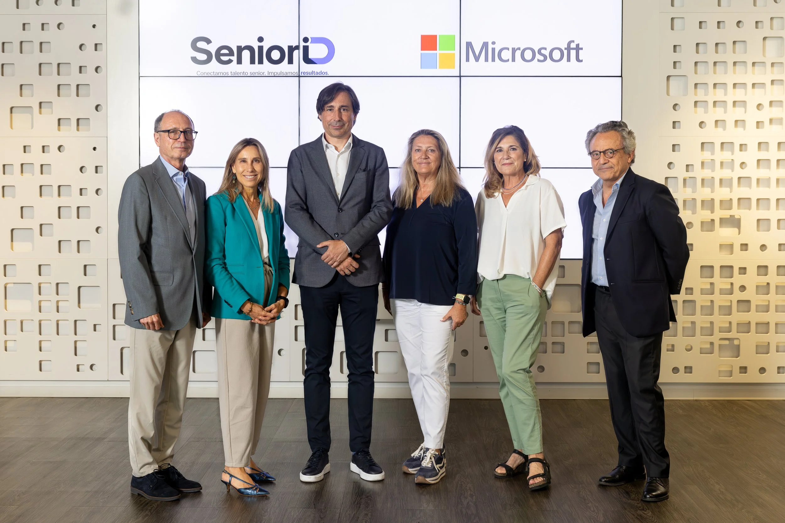 Foto de grupo en la firma de la alianza entre SeniorID y Microsoft. Fernando Martín, Sonia Marzo, Paco Salcedo, Susana Rodríguez, Susana Nuñez y Fernando Jofre