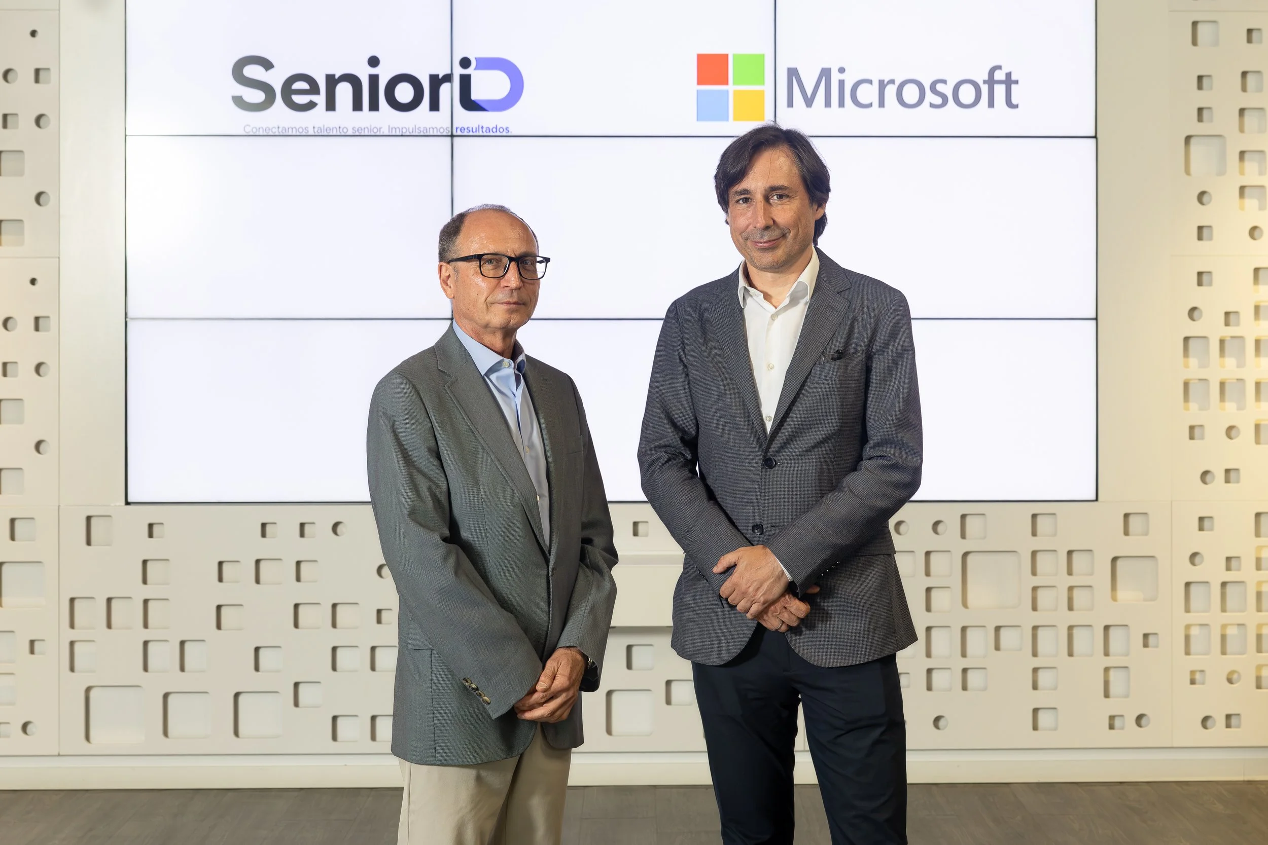Firma de la alianza entre SeniorD y Microsoft