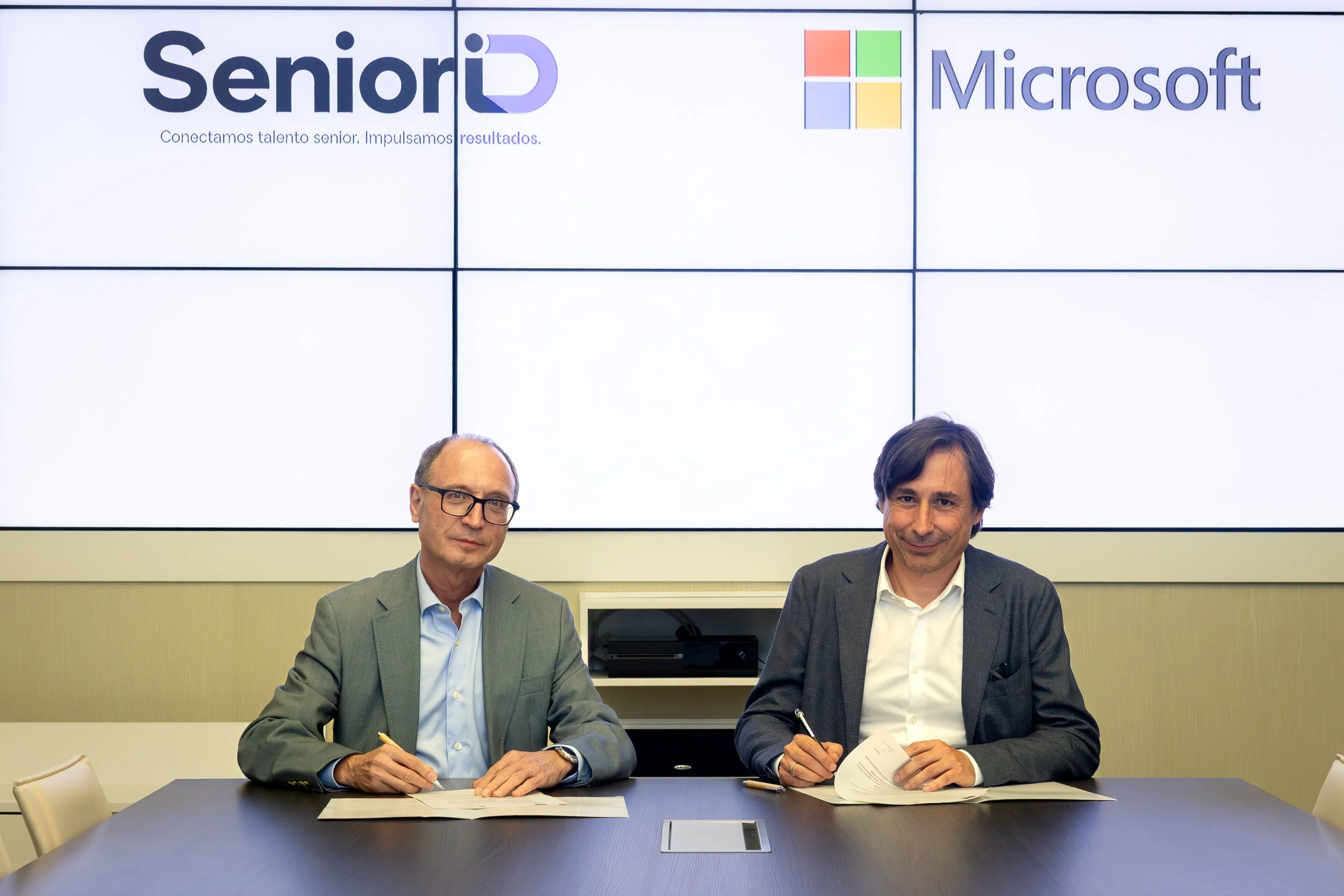 Firma de la alianza entre SeniorID y Microsoft. Fernando Martín, presidente de SeniorID con Paco Salcedo, presidente de Microsoft en España