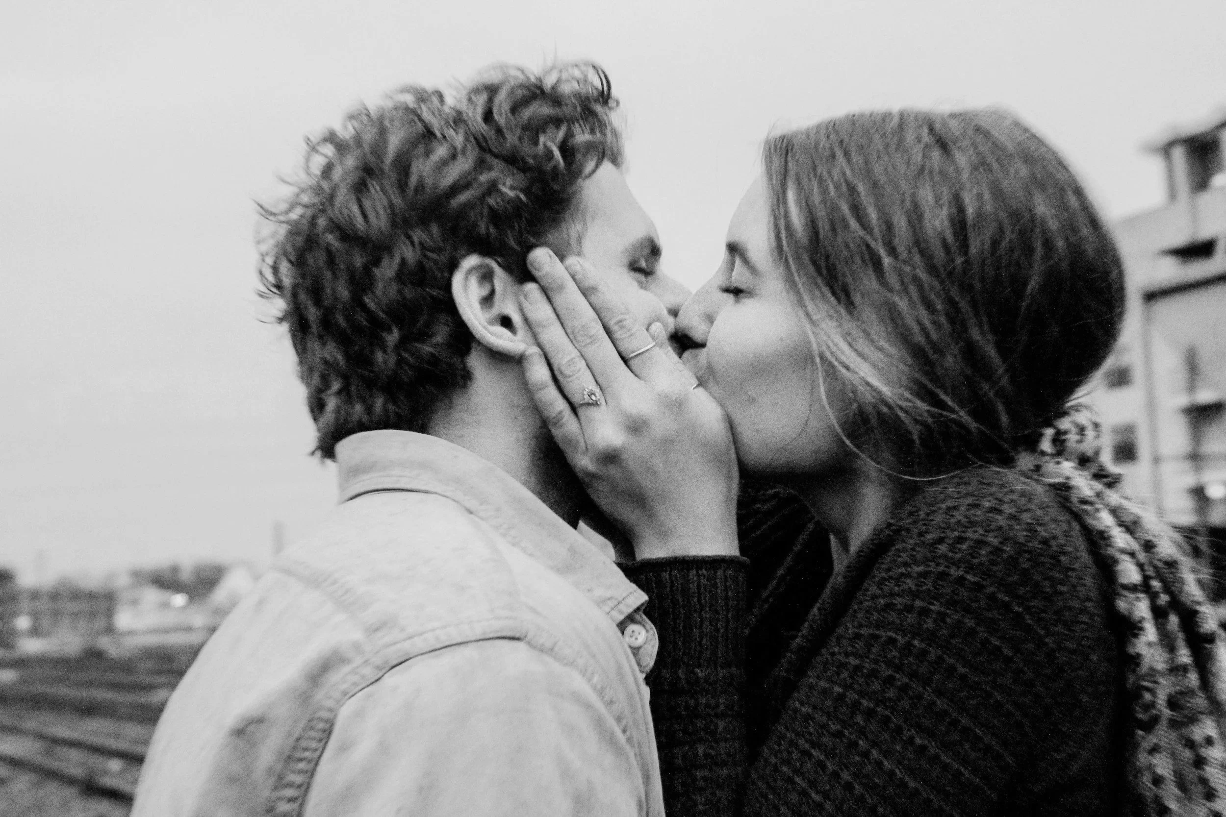 Analogue Dating Matchmaking London Woman Kissing Man