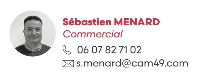 Carte de visite avec photo en noir et blanc d'un homme, nom Sébastien MENARD en rouge, poste Commercial, numéro de téléphone et email