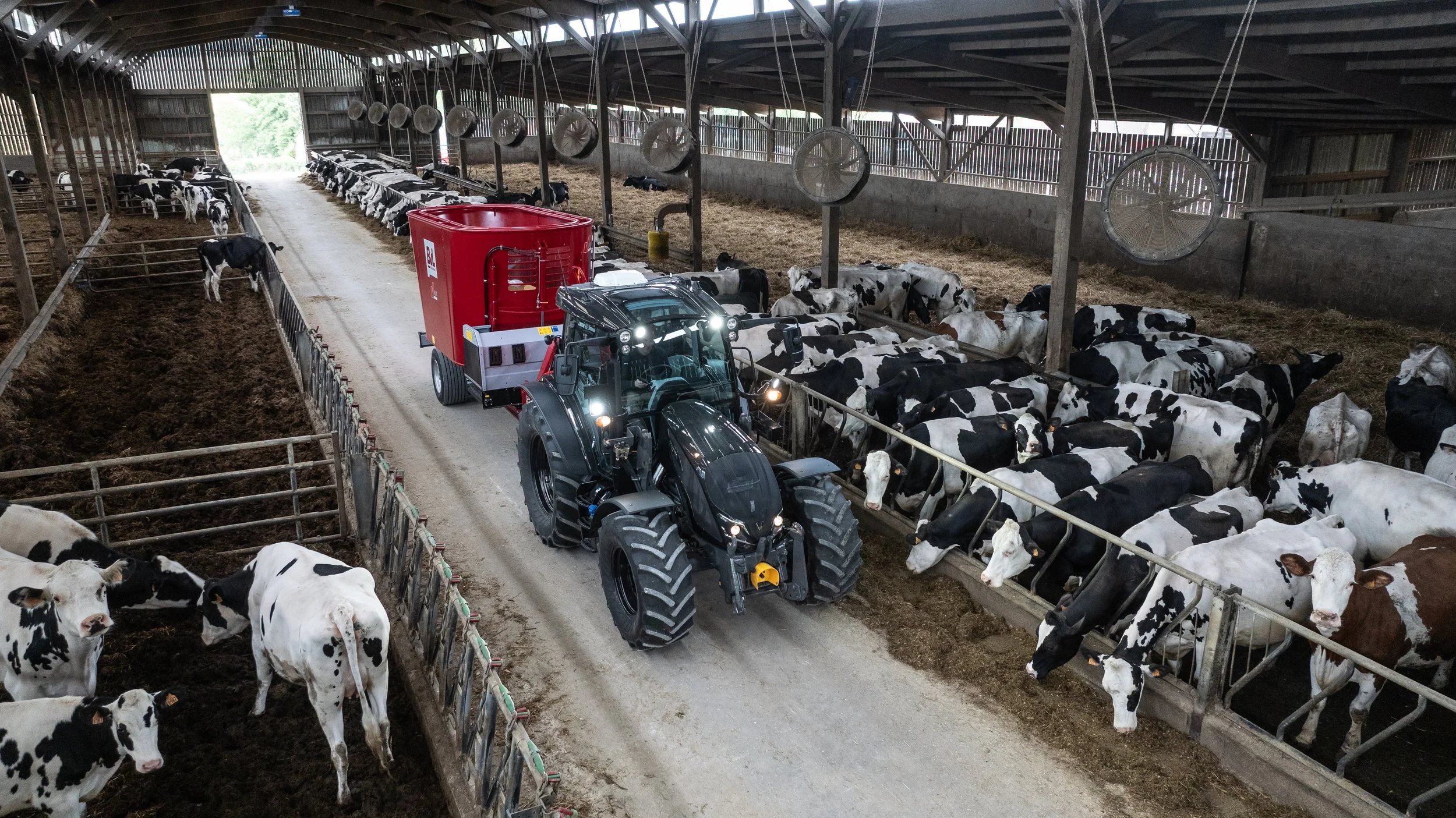Tracteur chargeur d'élevage de la série A VALTRA, compact, polyvalent, chargeur