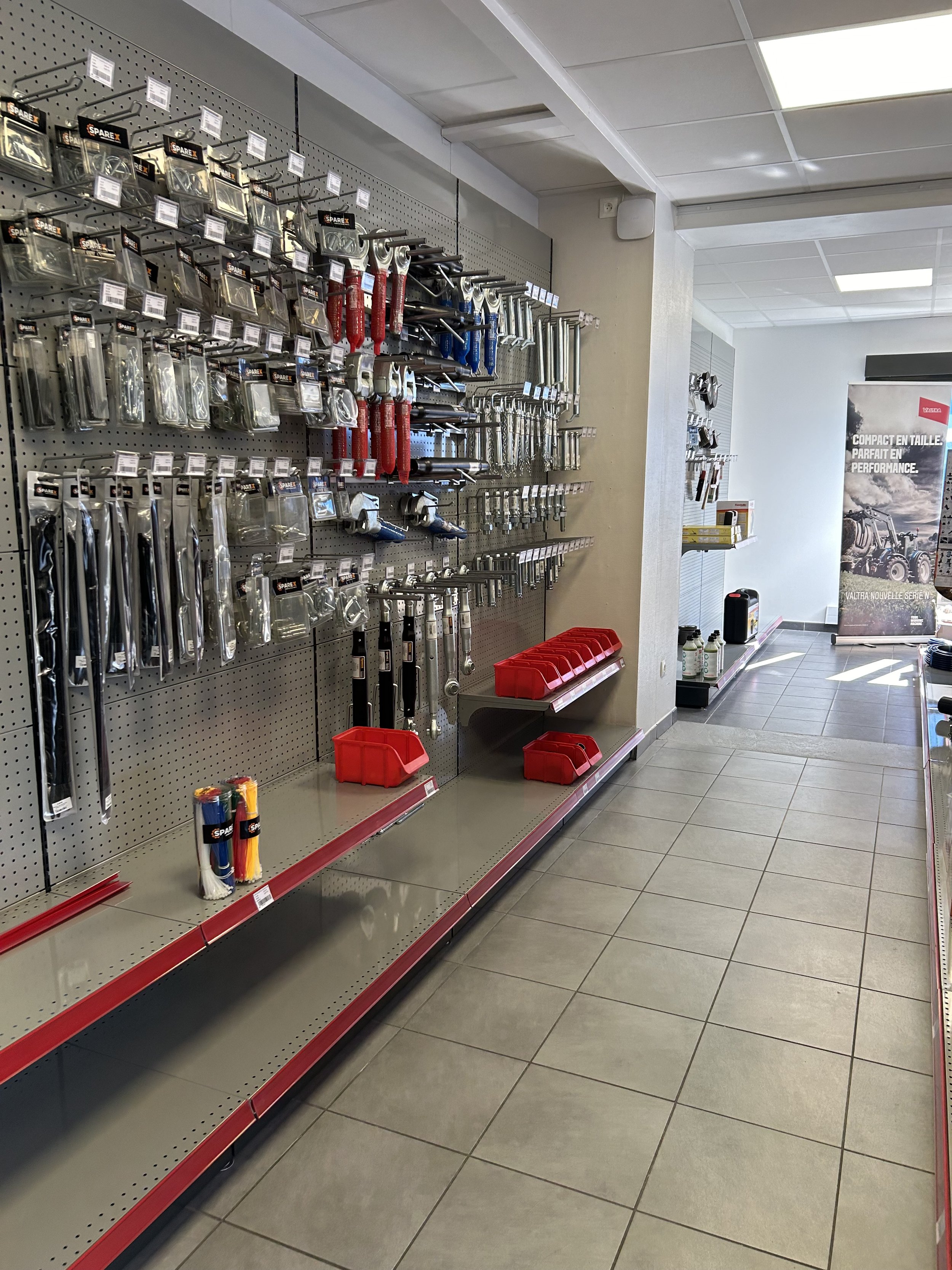 Rayonnage avec outillage agricole, d'un magasin agricole