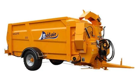 BELAIR GALIOTE, alimentation du bétail avec cette pailleuse distributrice. 