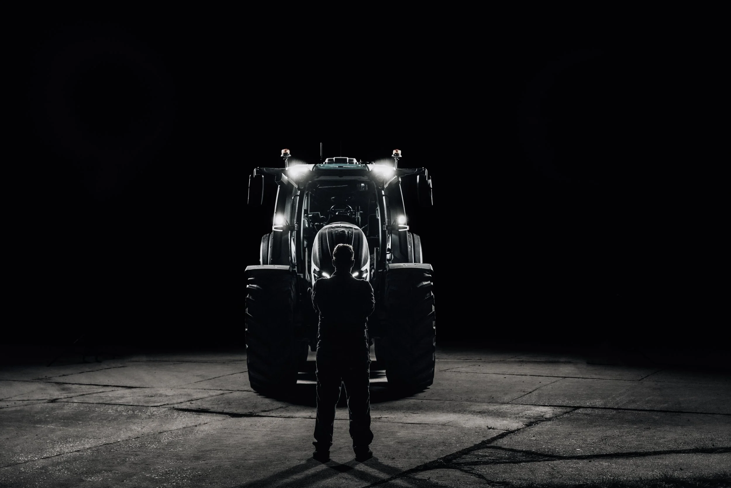 Client agriculteur, éleveur ou céréalier devant un tracteur Valtra