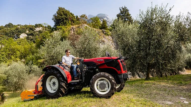 Tracteur spécialisée de la gamme VALTRA. F, F5, en mode étroit ou large. Avec cabine ou sans cabine. Viticulture, arboriculture.