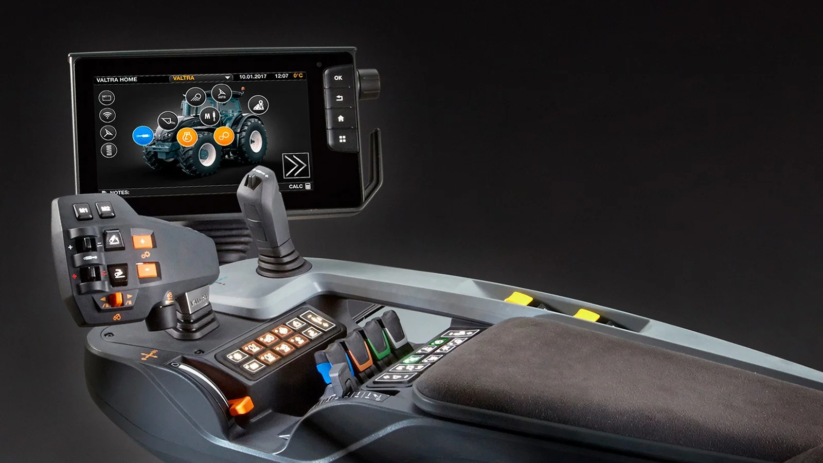 Console SmartTouch d'un tracteur VALTRA, intérieur de cabine, disponible sur les versions VERSU et DIRECT. Série G,N,T,Q,S. Poignée d'vancement, boutons de contrôle, écran de réglage et d'affichage. Réglages hydrauliques, transmission, moteur.