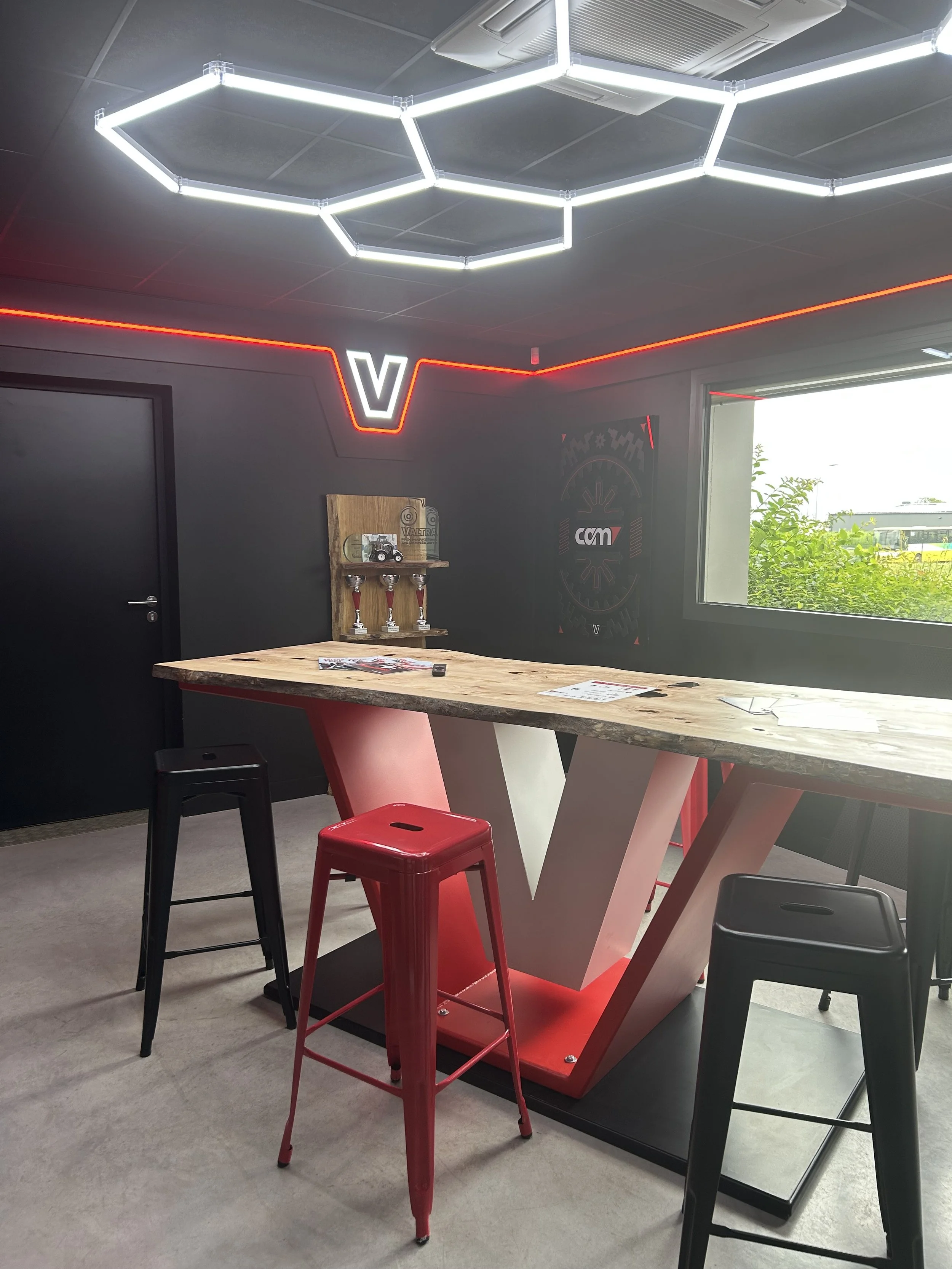 Une salle SHOWROOM avec le logo Valtra en métal.