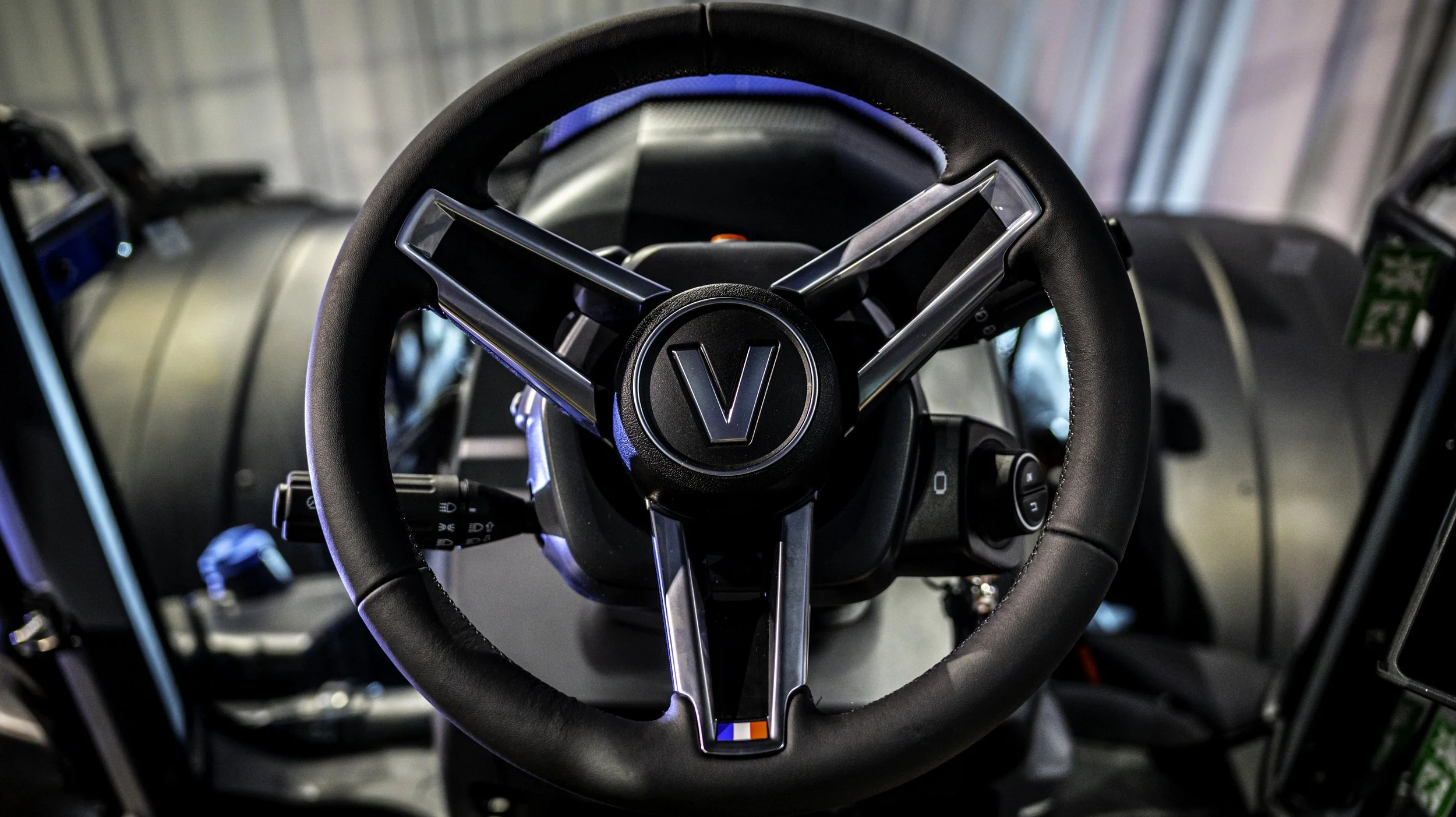 Volant de tracteur en finition limitée avec le logo de la France. Edition emblème.  Bleu blanc rouge