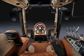 Intérieur d'un tracteur en finition Unlimited en cuir beige et camer. Intérieur de finition supérieure de cabine VALTRA.